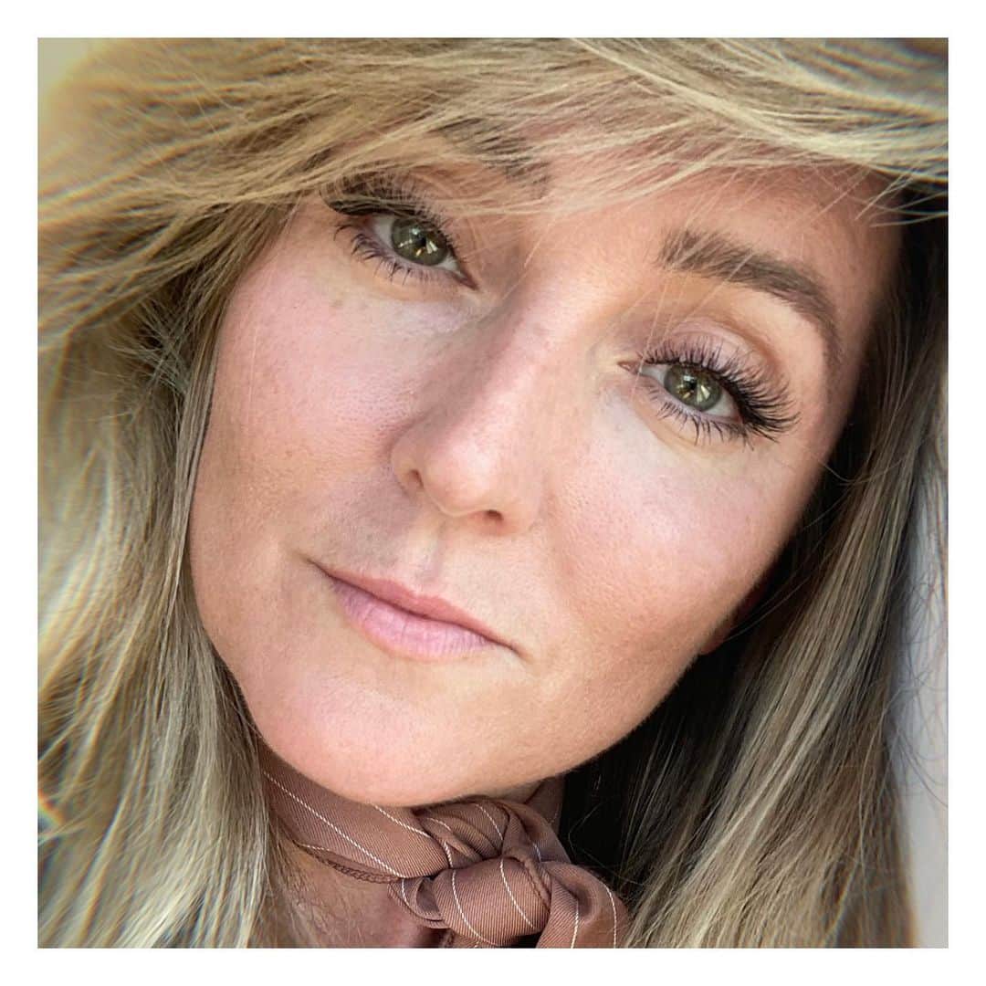 JO BAKERのインスタグラム：「F U L L • F L U T T E R  Full strip lashes!!! For those who asked which ones I’m wearing....swipe !! #jobakermakeupartist @eylureofficial #117 #flutterylight #lightandwispy #lashes #lash #makeup #falselashes #eylurelashes」