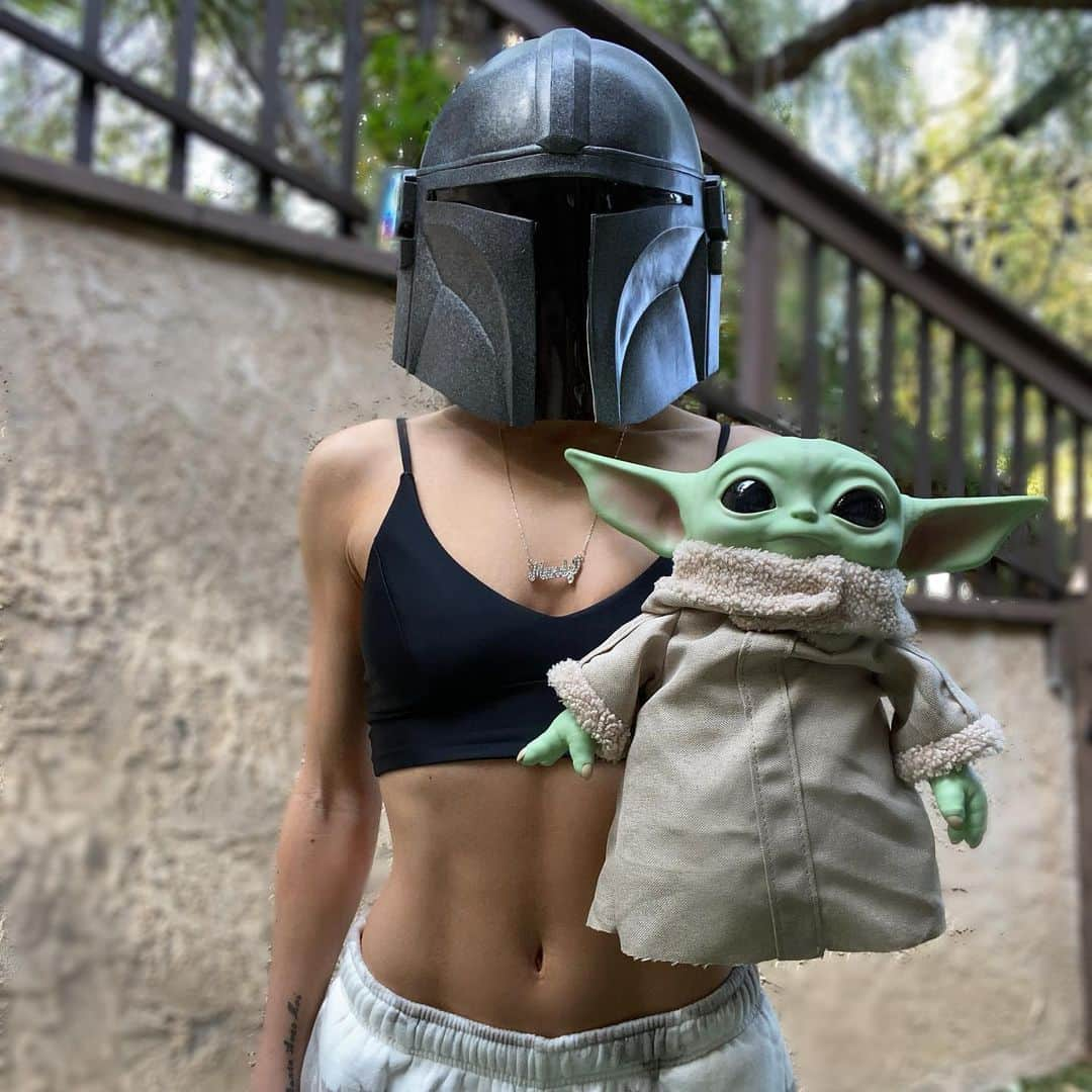 マンディー・ジルーのインスタグラム：「The Mandylorian ⁣⁣⁣⁣ ⁣ 🤓😂 ⁣⁣⁣ ⁣#hadtodoit #themandalorian #babyyoda #thisistheway #grogu」