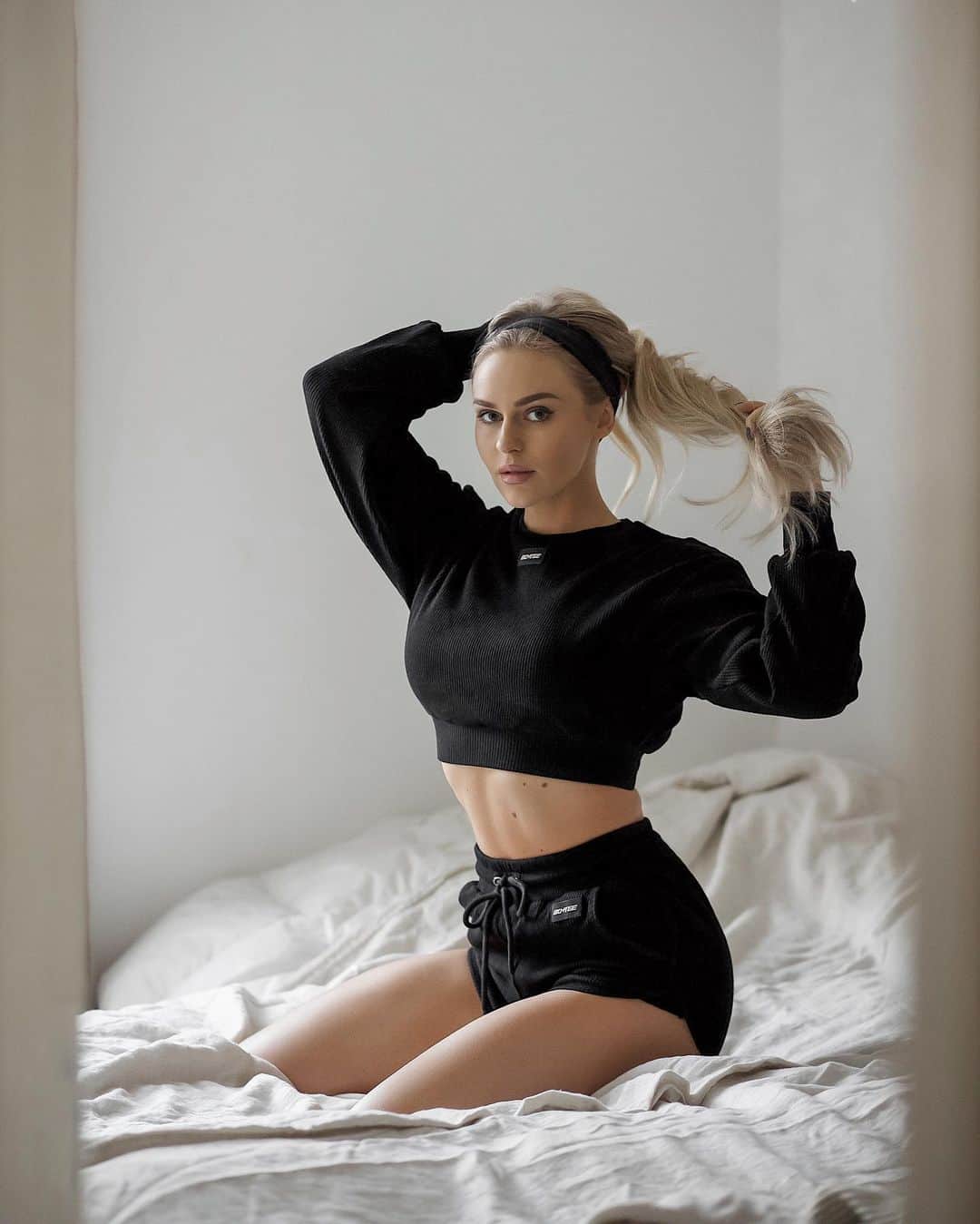Anna Nyströmのインスタグラム：「In paid collaboration with @boandtee 🖤 I’ve been wearing this ribbed set all day and it’s so comfy! Also, how cute are the matching socks? 😍  Bo+Tee’s Black Friday sale is on! Head to their site to shop their biggest discount yet #teamboandtee」