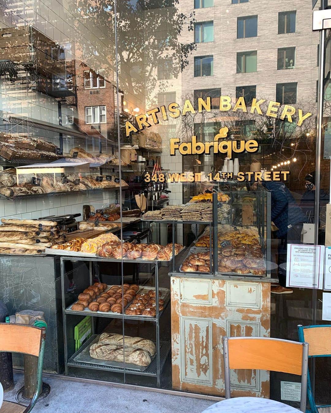 サンドラ・バーンハードさんのインスタグラム写真 - (サンドラ・バーンハードInstagram)「Our favorite place for bread  @fabriquebakery  turkey sandwiches anyone?」11月28日 5時20分 - sandragbernhard