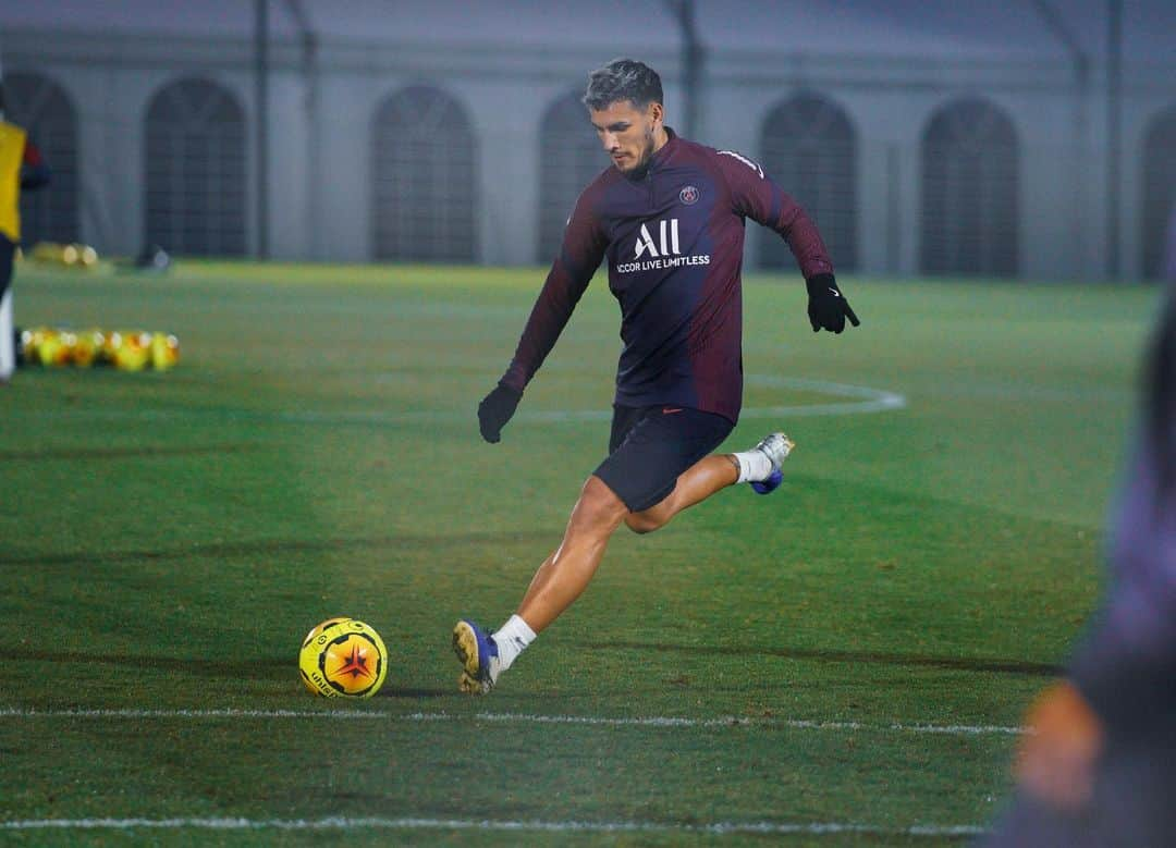 レアンドロ・ダニエル・パレデスさんのインスタグラム写真 - (レアンドロ・ダニエル・パレデスInstagram)「❤️💙 ready for tomorrow ⚽️」11月28日 5時13分 - leoparedes20