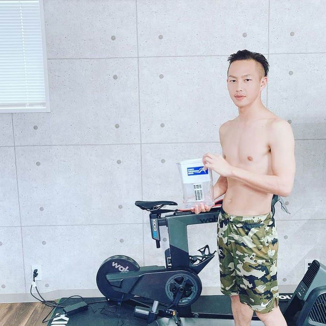 のインスタグラム：「Repost from @taikan.shimazaki   〜筋電図比較〜 研究活動の一環で腹直筋、内腹斜筋、腹横筋、臀筋群にどのような動作で効果的に筋収縮がみられるか測定してます☺️‼️ 自分のも測定したのですが、一般男性と比較して（自分も一般男性ですが‥😂😂) 約2倍程度の筋収縮がみられました😆💪 やはり普段からしっかりとしたフォーム、意識でトレーニングする大切さを再確認できました😄 しっかりとした根拠を持って、クライアント様に運動指導していけたらと思います😄  @sportsperformance_recera 様のスポーツウォーターを飲み続けてから体脂肪、筋肉量も良い感じですし、やはり継続するパワーは大事ですね😄😄    #体幹#体幹トレーニング#サガン鳥栖#インナーマッスル#臀筋#福岡#理学療法士#チューブトレーニング#ストレッチ#パーソナルトレーニング#グループレッスン#久留米#鳥栖#自宅で筋トレ#家トレ #ダイエット #おうち時間 #オンライントレーニング#オンラインサロン#親子で楽しむ#オンラインレッスン#筋電図#zoom#zoomトレーニング#トレーニー#トレーニー女子#シェイプアップ #リセラ公式アンバサダー #リセラ」