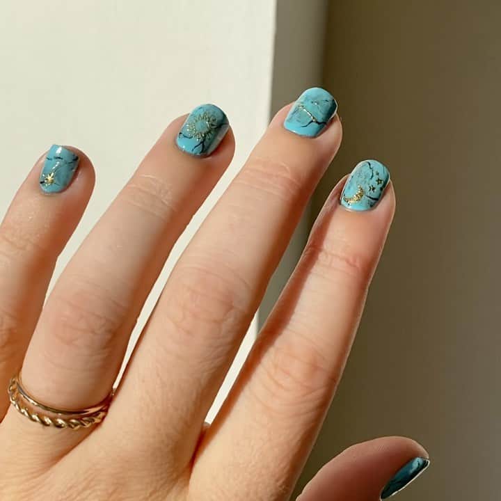 Soniaのインスタグラム：「🅢🅐🅖🅘🅣🅣🅐🅡🅘🅤🅢 Featuring a turquoise base (our birth stone) and celestial nail stickers from @deco.miami ✨ These were truly a vibe♐️😌 should I drop a tut?」