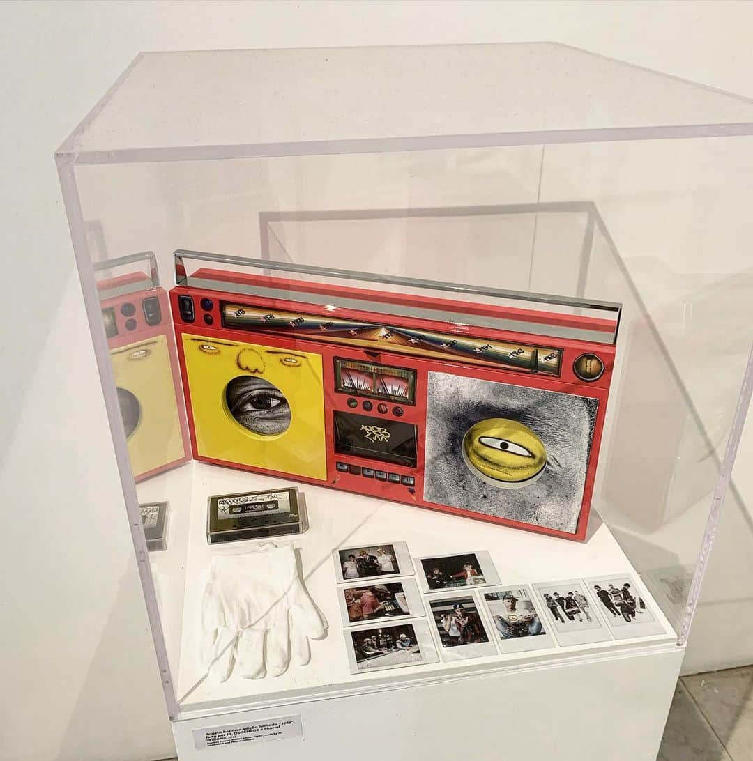 のインスタグラム：「#SEGREDOS @pinacotecasp  #1983 @jr  @pharrell #retrospectiva #museumshow」