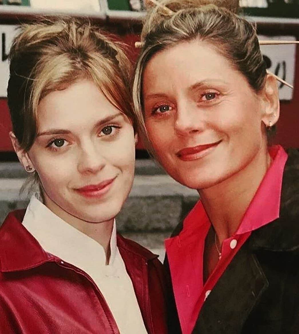 カロライナディークマンのインスタグラム：「aniversário dessa deusa q eu tive a sorte de chamar de mãe,  de conviver tão perto, tão amorosamente, e ainda presenciar seu talento, generosidade, e incrível LUZ... q seu ano seja o universo abençoando a sua vida com toda beleza e amor q vc irradia.  saúde, saúde, saúde. beijo vera linda. saudade sempre. @verafischeroficial 🤍」