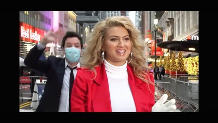 トーライ・ケリーのインスタグラム：「soooo yesterday @jimmyfallon crashed my interview😂💖 casuaaaaaal」