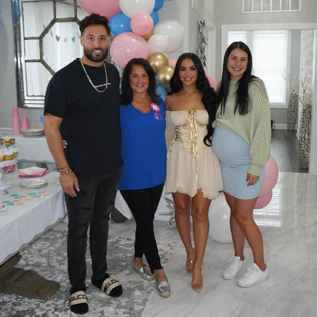 Carli Bybelさんのインスタグラム写真 - (Carli BybelInstagram)「Had the best time at our gender reveal last month 🥰 thank you for all the love on my newest video!!! We are so excited 💙 #lovemyfamily」11月28日 5時37分 - carlibel