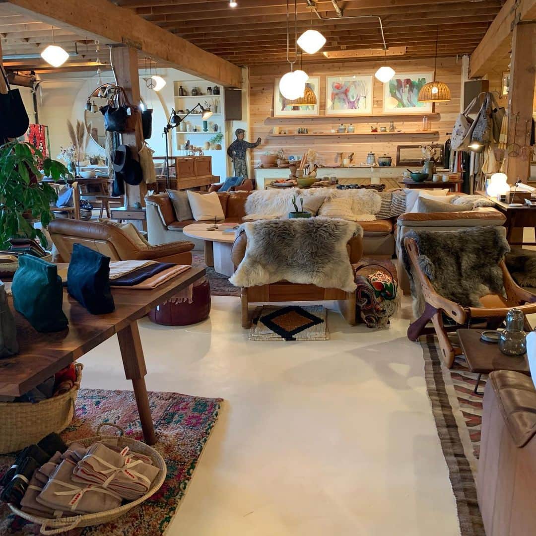 Beam & Anchorのインスタグラム：「Today and tomorrow only: if you say ‘holiday sale’ at checkout we will take 15% off (includes vintage furniture and rugs). Happy holidays friends!」