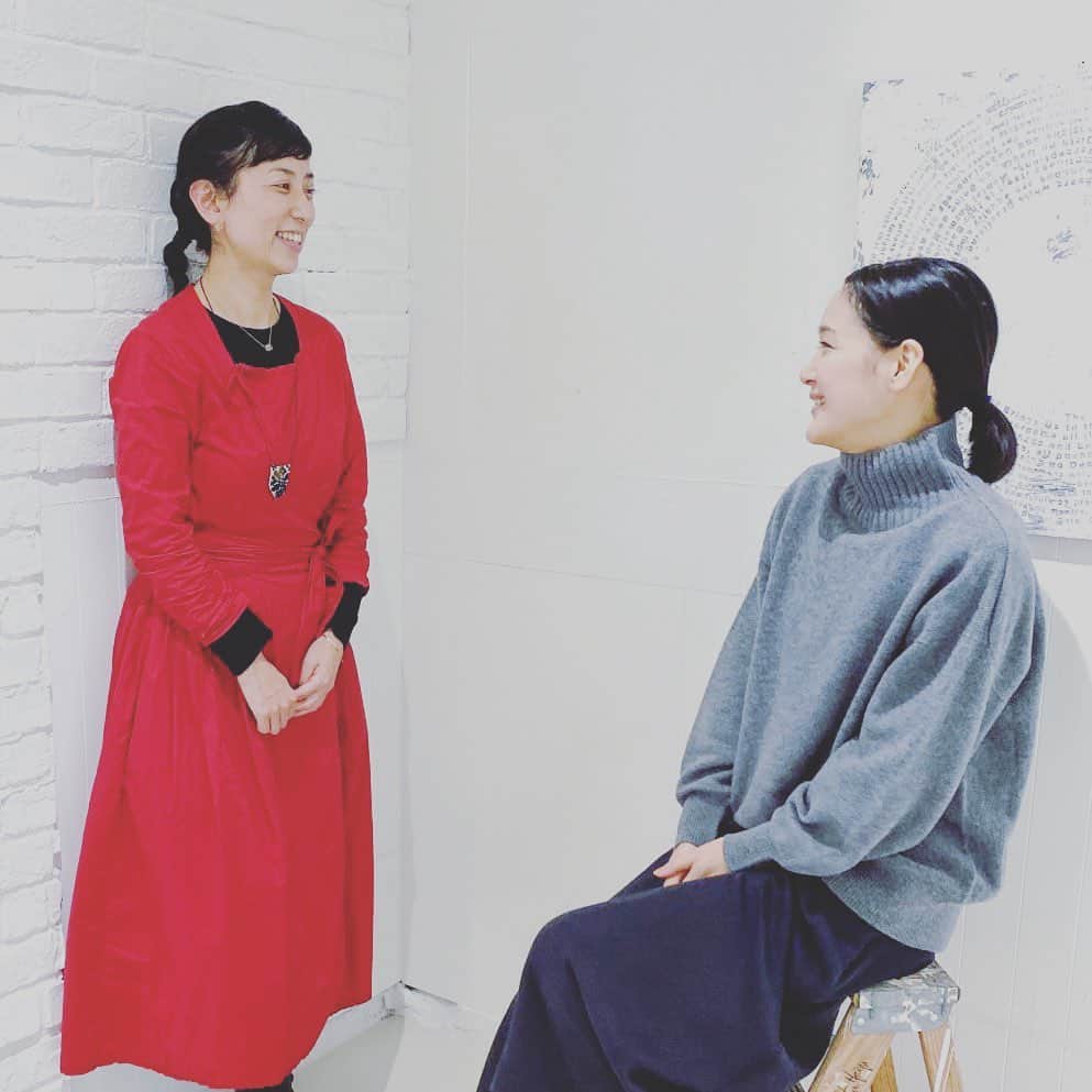 ハミルさんのインスタグラム写真 - (ハミルInstagram)「. . 【　花と占いと、甘いもん. 】 . 花と占い、甘いもん、女はみんな好きですよね。 . JINNAN HOUSE から クリスマスマーケットの企画だして！と 言われた時に、激動の今年は、 もう、花と占い！こりだ！と思いやした。 . 笑顔で元気な平井かずみと、 優しいお声で包み込む山葉子ちゃんが あなたをお出迎え. . まぁ、いろいろあるけど、 笑顔で年末を包み込む JINNAN HOUSE のクリスマスマーケット！ 気をつけて楽しむ年末. ↓  12月5日ー26日 JINNAN HOUSE のクリスマスマーケット. 空間と消毒に気を配り行います！ . . 8日は、花と占いと題して、 平井かずみさんに教えていただく 香草束花のスワッグ作り... その合間に、モデルで女優の山葉子さんが、 別室で、おひとりづつ誘われ、 来年への向かうための 処方箋的タロットで占いしてくださいます。 . 私も先日、葉子ちゃんに、 ちらりとやっていただいたのですが、 わぁ！わわわぁ！って、 前向きになる来年のヒントが ぎゅっと短い時間でもいっぱい！ . その上、今やってることに対して 背中押してもらえて、 前向きに元気になり、 肩もほぐれる気分。 処方箋のよう。 . 葉子さんの声がまた癒されるんですよぉ。 . ウェルカムドリンクと 香草のスワッグ教室に、 ヨーコさんの処方箋と題したタロット占い、 茶空の美味しいデザートとお茶がついた、 癒され時間を体験しにいらしてください. . 当日、私もお手伝いしております。 激動の時代の狭間、 未来に笑顔を見つけに来てください！ . お申込みは @jinnan.house まで！ . 香りかいで、くんくん。 来年のヒントもろーて、わくわく。 甘いもんで、とろーんとする１日！ . 癒されてくらはい。  . #花と占い #平井かずみ #山葉子 #jinnanhouse」11月28日 5時52分 - haruhamiru