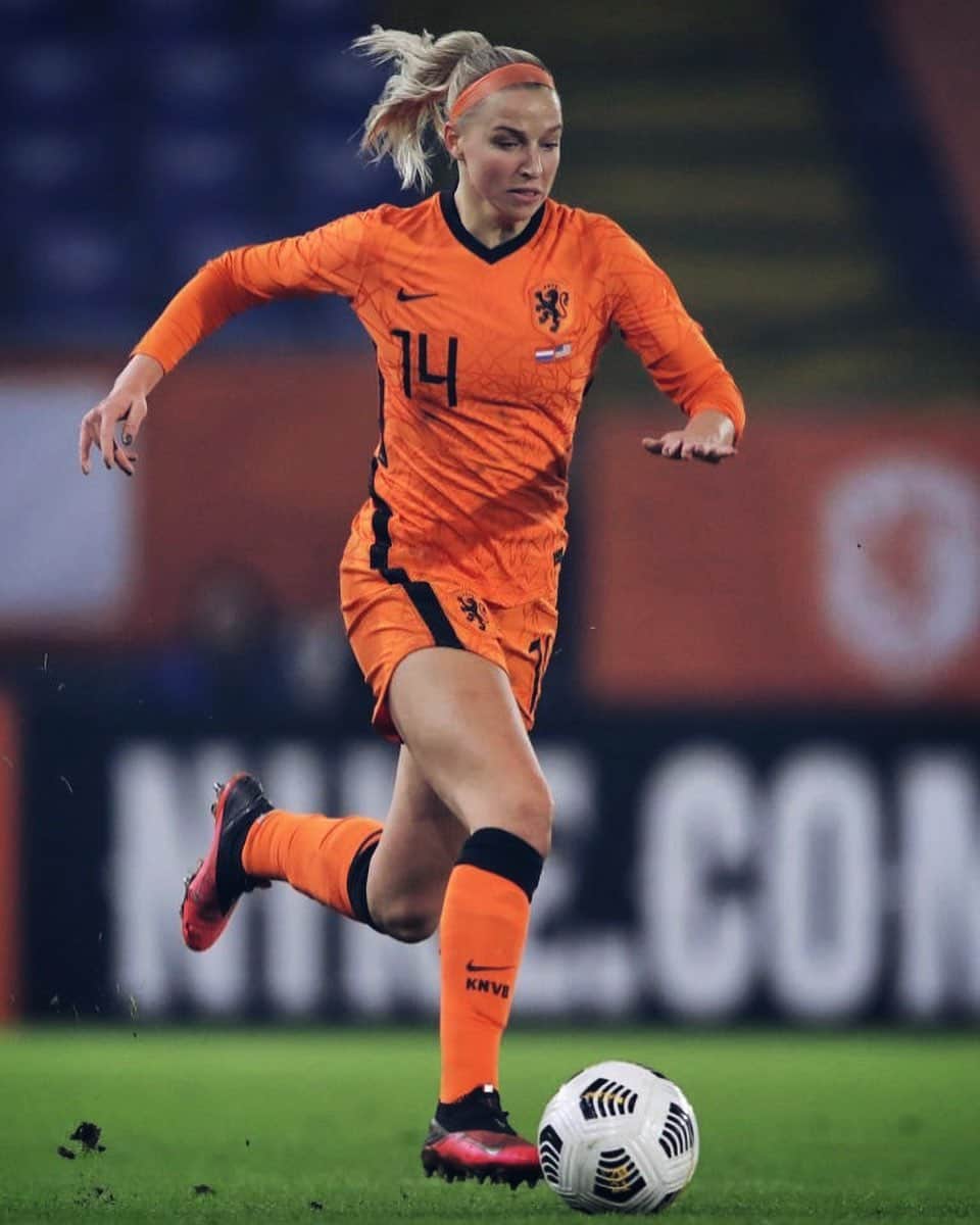ジャッキー・グローネンのインスタグラム：「Lots to learn from. Can’t wait for the next step 🧡 @oranjeleeuwinnen」