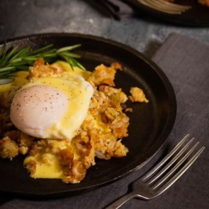 Good Morning Americaさんのインスタグラム写真 - (Good Morning AmericaInstagram)「What better way to make use of the leftovers than with a savory brunch? Link in bio for @chef_ryan_scott's turkey and stuffing hash with poached eggs and gravy hollandaise recipe.」11月28日 6時00分 - goodmorningamerica