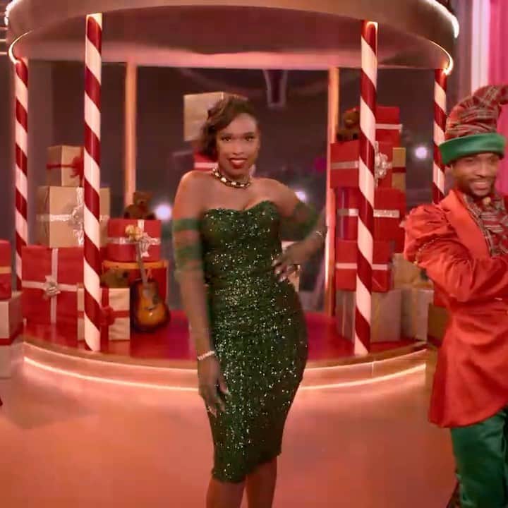 ジェニファー・ハドソンのインスタグラム：「Excited to join @mariahcarey’s Christmas special coming to @appletv on December 4th! Mark your calendars team JHud! 🎄 #MariahsMagicalChristmas」