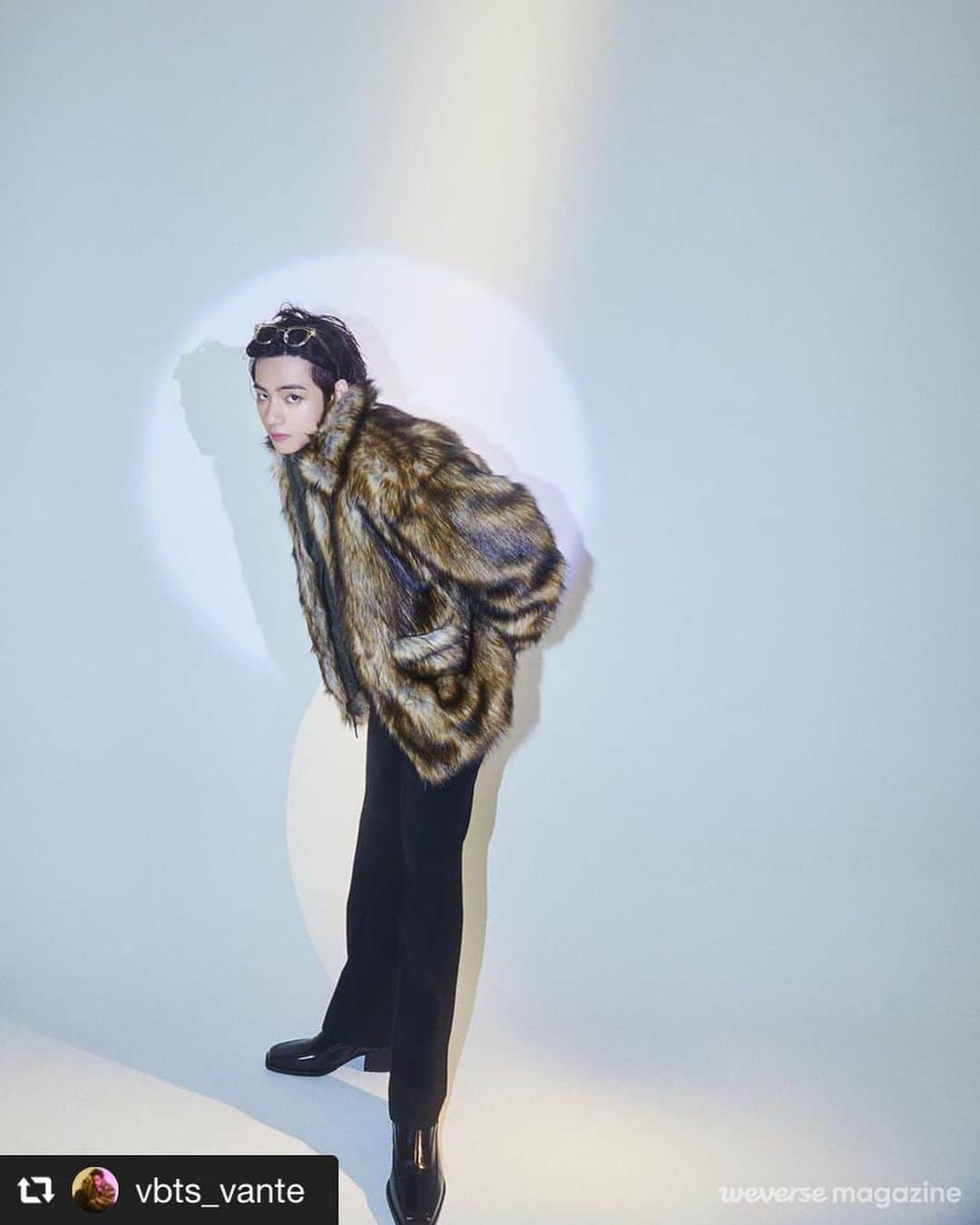 TOGAさんのインスタグラム写真 - (TOGAInstagram)「#repost @vbts_vante  Korean artist @bts.bighitofficial Kim Taehyung wearing TOGA VIRILIS AW2020 Fake fur short coat. Available at TOGA ONLINE STORE @togaarchives_online  ・ #togaarchives #togaarchives_online #toga #togavirilis #togavirilis20aw #bts #taehyung #トーガ #トーガアーカイブス #トーガビリリース」11月27日 21時14分 - togaarchives