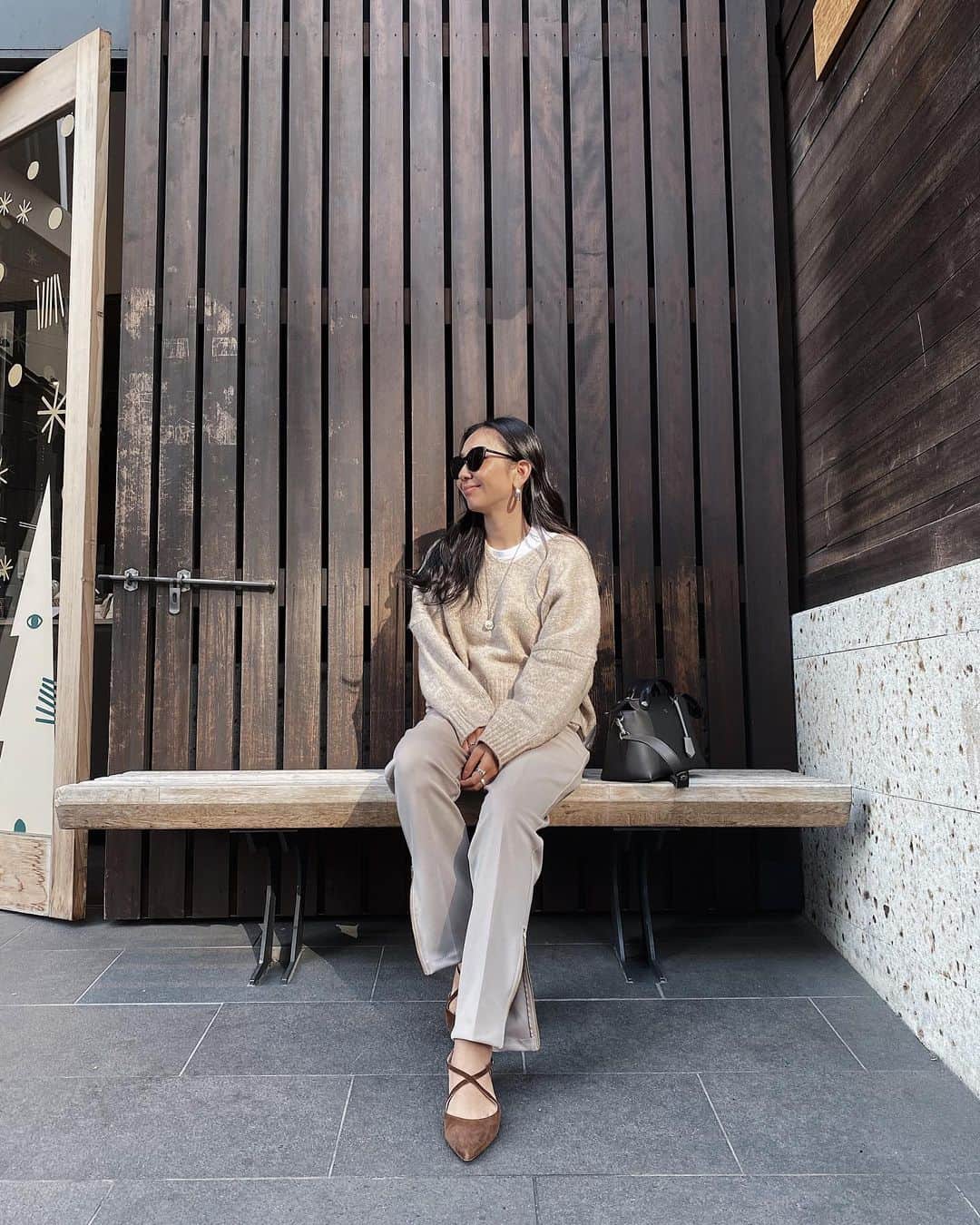 鈴木詩織のインスタグラム：「カフェ巡りした日☕️  knit / @fifth_store  pants / DAME FRANK bag / FENDI shoes / nebulonie  ニットは丈が短めでコンパクトなシルエット。インナーに白Tを合わせてレイヤードしてみたよ♡ fifthは60%OFFクーポン出てたよん。  ﻿ ﻿  #コーデ部#コーデ日記#162cmコーデ#fifth#fifthtl#フィフス#Vネックドルマンスリーブふんわりニット#ワンマイルコーデ#ワンマイルウェア#リラックスコーデ #ベージュコーデ#カジュアル#ニット#160cm以上コーデ#ニットコーデ」