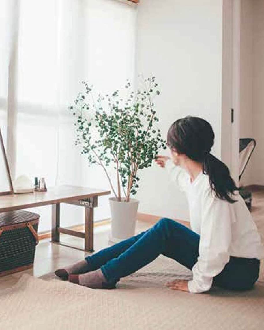 mamiのインスタグラム：「📕 . . . ものは捨てても、ワタシは「好き」を捨てられない . . この度、初めての書籍を出版させていただくことになりました！ . 暮らしへの考えや、モノとの向き合い方、 わたしの好きなものやことなど、 書かせていただきました！ . . 一人暮らしを始めてミニマリズムに出会い 暮らしが大好きになりました。 . 丁寧な暮らしはできないけど、 自分なりの丁寧''に"暮らしてみるという意識で これからも暮らしを楽しみたいと思います😊 . . . みなさんの日々の応援のおかげで こんな素敵なチャンスをいただけました。 . いつも本当にありがとうございます😊！ . . 近いうちにIG LIVEしようと思いますので 久しぶりにおしゃべりしてください✨ . . . 🙇‍♀️❤️」