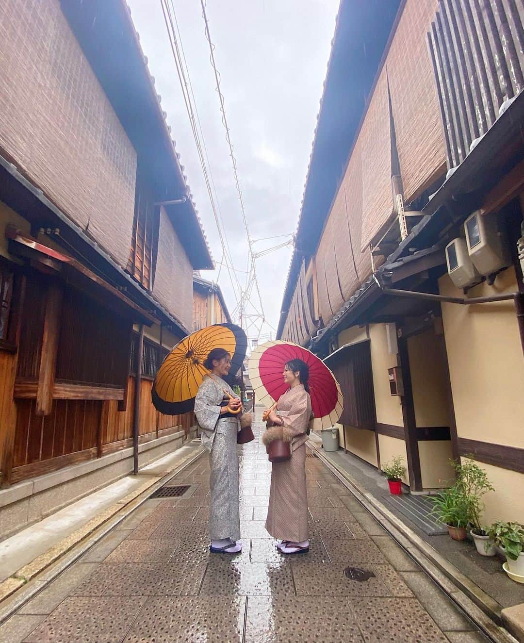 AKARIのインスタグラム：「#kyoto  向かい合ってにこにこ☺︎☺︎ 写真撮ってくれたお姉さん上手だった🎈」