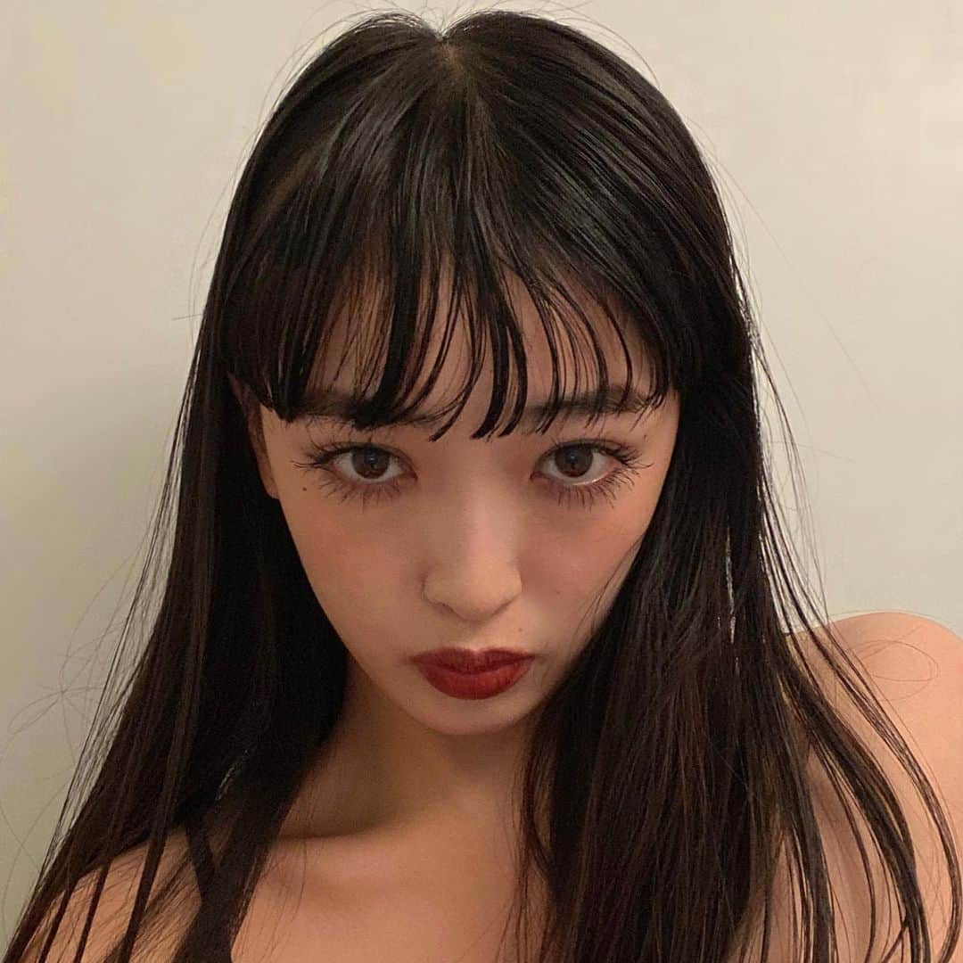 のインスタグラム：「🦩 . . . . . . . . . . . . . . . . . . . . . . . . . . . . . . . . . . . . . . . . #黒髪ロング #黒髪 #ロングヘア #スーパーロングヘア #スーパーロング #巻き髪 #赤リップ #ワイドバング #ぱっつん前髪 #ロングヘアアレンジ #used #mac #サロモ #サロンモデル  #ootd #撮影モデル #作品撮り #作品撮りモデル #作撮り #ootd4nylonjp #オン眉 #selfie #古着 #streetfashion #古着コーデ #古着女子 #セナ #自撮り #ootdfashion #streetstyle」