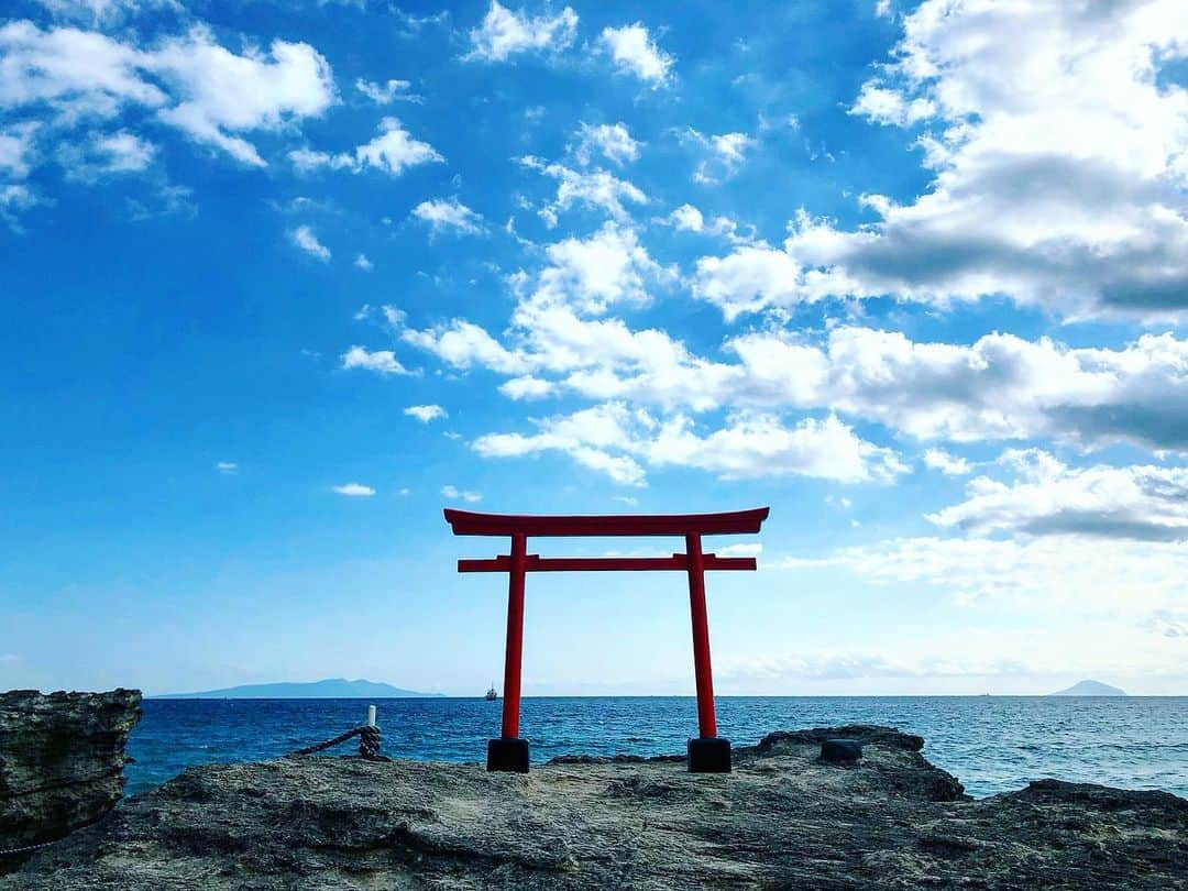 能美黎子さんのインスタグラム写真 - (能美黎子Instagram)「・ 伊豆最古の神社 「白浜神社⛩ @sirahamajinja 」 ・ 拝殿の境内には 縁結びの神様 見目弁財天様。 ・ 白浜海岸にある鳥居⛩は 本当に絶景。 ・ -------------------------------- Izukoチケット🎫を使うと 白浜神社内で御神籤が一回引けます⛩ https://izuko.info/ -------------------------------- ・ 「OZのよりみちIzukoツアー」 Izukoでスマートトリップ！伊豆ツアー @tokyo_joshibu  ・ #Izuko旅#OZの女子旅#東京女子部#伊豆女子旅#伊豆旅#白浜神社 #白濱神社 #白濱神社伊古奈比咩命神社 #白浜海岸 #お出かけスポット #伊豆旅行 #東伊豆 #大人女子旅 #週末旅行 #週末の過ごし方 #休日の過ごし方 #たびじょ#おすすめスポット #旅したくなるフォト #美黎旅 #たびすたぐらむ #神社巡り #縁結びの神様 #絶景スポット #日本の絶景 #絶景 #ダレカニミセタイケシキ #ダレカニミセタイウミ #撮影スポット#縁結び」11月27日 21時28分 - reikonohmi