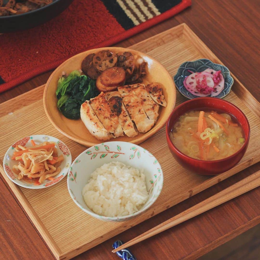 Kaori from Japanese Kitchenさんのインスタグラム写真 - (Kaori from Japanese KitchenInstagram)「甘酒と醤油で味付けした鶏のグリル定食。 ・ こんばんは。 ちょっと前の朝昼ごはん。 鶏胸肉をシンプルにグリルしました。 鶏肉は常温に戻してから下味をつけて焼くと 焼いてる時にお肉が反らないです。 焼き方のコツは、弱火で皮面から焼き 肉の色が変わってきたらひっくり返します。 お肉は動かさず、フライパンに満遍なく 火を入れる感じで焼くと 外はパリッと、中はジューシーに仕上がります。 ティファール エクスペリエンス+はグリルに強い！  焦げ付かずきれいな焼き目がつくので  今までで一番美味しく焼けました。 ・ 味付けは甘酒と醤油を1:1で割って すりおろした生姜をいれるだけで 簡単生姜焼き風タレのできあがり。 付け合わせの根菜たちに味が染み込んで 思いっきり茶色くなってしまったのはご愛敬。 ・ 【薬膳の話】 鶏肉はよく薬膳スープなどに使われることが多い食材かと思いますが、肉類の中で肉質が柔らかく、消化にやさしいお肉です。 気を補う効能を持っており、 たくさんの栄養素を摂って 冬に向けて内側から身体作りをしていきましょう。 本日もお疲れ様でした☺︎ ・ ・ 【おしながき】 白米 にんじん、玉ねぎ、ねぎ、ゆり根のお味噌汁 鶏ももグリル　秋の根菜と小松菜添え 切り干し大根 れんこんと菊花の甘酢漬け  ・ ・ ・ ・ 2020.11.27 Fri Hi from Tokyo! Here’s Japanese brunch:Baked rice, miso soup, Grilled chicken w/ ginger sauce and seasonal roots vegetables, pickled lotus roots w/ edible flower, and simmered dried radish. ・ ・ ・ ・ #Japanesefood #breakfast #朝ごはん #おうちごはん #早餐 #薬膳 #うつわ #自炊 #家庭料理 #阿部春弥 #小澤基晴 #ティファールエクスペリエンスプラス #tfalexperienceplus #ティファール #フライパン #PR #一汁三菜」11月27日 21時25分 - coco_kontasu