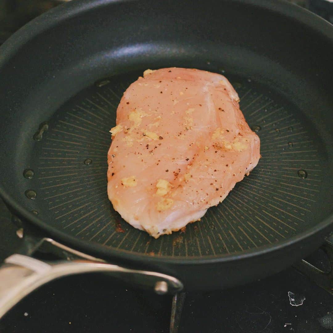 Kaori from Japanese Kitchenさんのインスタグラム写真 - (Kaori from Japanese KitchenInstagram)「甘酒と醤油で味付けした鶏のグリル定食。 ・ こんばんは。 ちょっと前の朝昼ごはん。 鶏胸肉をシンプルにグリルしました。 鶏肉は常温に戻してから下味をつけて焼くと 焼いてる時にお肉が反らないです。 焼き方のコツは、弱火で皮面から焼き 肉の色が変わってきたらひっくり返します。 お肉は動かさず、フライパンに満遍なく 火を入れる感じで焼くと 外はパリッと、中はジューシーに仕上がります。 ティファール エクスペリエンス+はグリルに強い！  焦げ付かずきれいな焼き目がつくので  今までで一番美味しく焼けました。 ・ 味付けは甘酒と醤油を1:1で割って すりおろした生姜をいれるだけで 簡単生姜焼き風タレのできあがり。 付け合わせの根菜たちに味が染み込んで 思いっきり茶色くなってしまったのはご愛敬。 ・ 【薬膳の話】 鶏肉はよく薬膳スープなどに使われることが多い食材かと思いますが、肉類の中で肉質が柔らかく、消化にやさしいお肉です。 気を補う効能を持っており、 たくさんの栄養素を摂って 冬に向けて内側から身体作りをしていきましょう。 本日もお疲れ様でした☺︎ ・ ・ 【おしながき】 白米 にんじん、玉ねぎ、ねぎ、ゆり根のお味噌汁 鶏ももグリル　秋の根菜と小松菜添え 切り干し大根 れんこんと菊花の甘酢漬け  ・ ・ ・ ・ 2020.11.27 Fri Hi from Tokyo! Here’s Japanese brunch:Baked rice, miso soup, Grilled chicken w/ ginger sauce and seasonal roots vegetables, pickled lotus roots w/ edible flower, and simmered dried radish. ・ ・ ・ ・ #Japanesefood #breakfast #朝ごはん #おうちごはん #早餐 #薬膳 #うつわ #自炊 #家庭料理 #阿部春弥 #小澤基晴 #ティファールエクスペリエンスプラス #tfalexperienceplus #ティファール #フライパン #PR #一汁三菜」11月27日 21時25分 - coco_kontasu