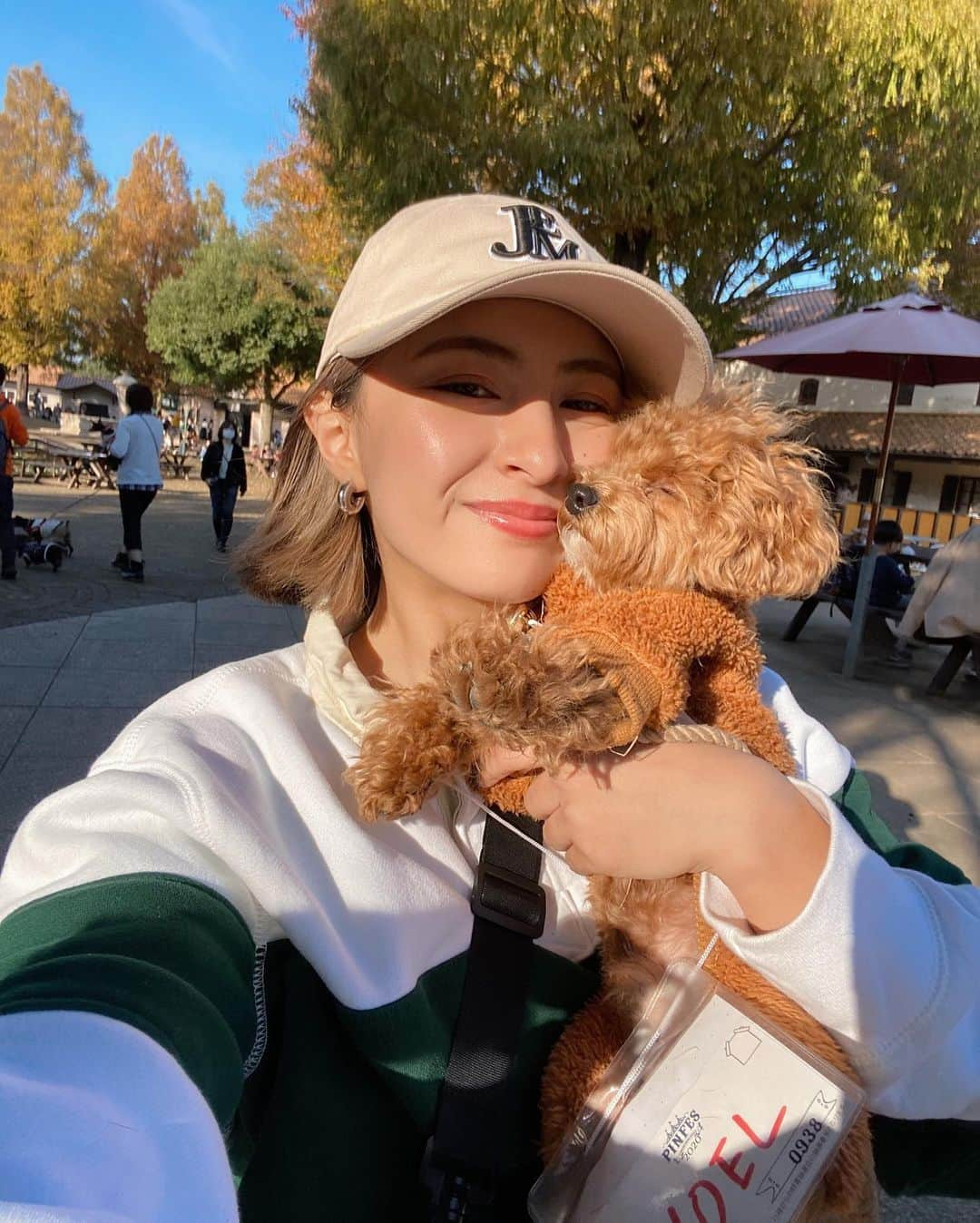 Julia Castroさんのインスタグラム写真 - (Julia CastroInstagram)「好き以外の何者でもない🐶🐶 . #Noelくん #Jackくん #myfamily #puppy #maltipoo #minipin  #family #dogstagram  #toypoodle #miniturepinscher  #fashion #autumn #fall #fallfashion #outfit #gap #juemi #autumnleaves  #愛犬 #家族 #マルプー #ミニチュアピンシャー #ミニピン #トイプードル #愛おしい #大好き #記念写真 #ピンフェス #かけがえのない存在」11月27日 21時25分 - julia.c.0209