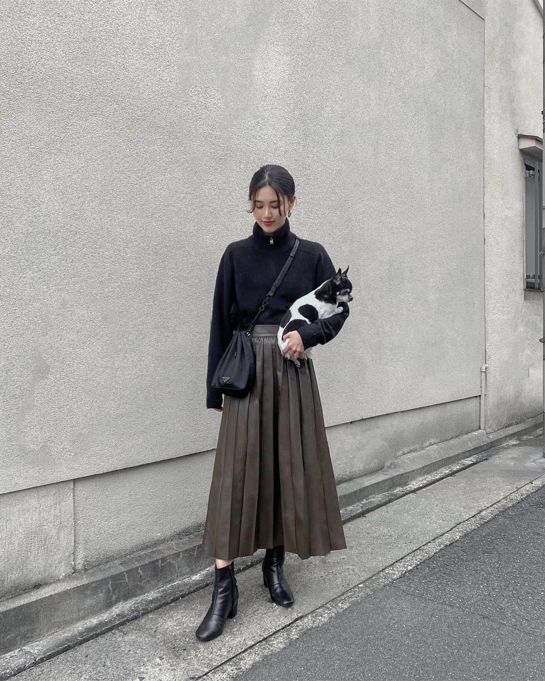 影山可蓮のインスタグラム：「・ ・ Coordinate 🖤 ・ ・ 昨日の私服！お散歩ついでに📷 フェイクレザーのプリーツスカート、使いやすいブラウンカラーで一目惚れ🐻 ・ 🏷 SKIRT @lagunamoon_com  TOPS @uniqlo #uniqlojwanderson  ・ ・ #outfit #ootd #instafashion #minimalstyle #minimalfashion #classicstyle #simpleoutfit #everydaylook  #コーデ #コーディネート #今日のコーデ #私服  #karen_k_outfit」