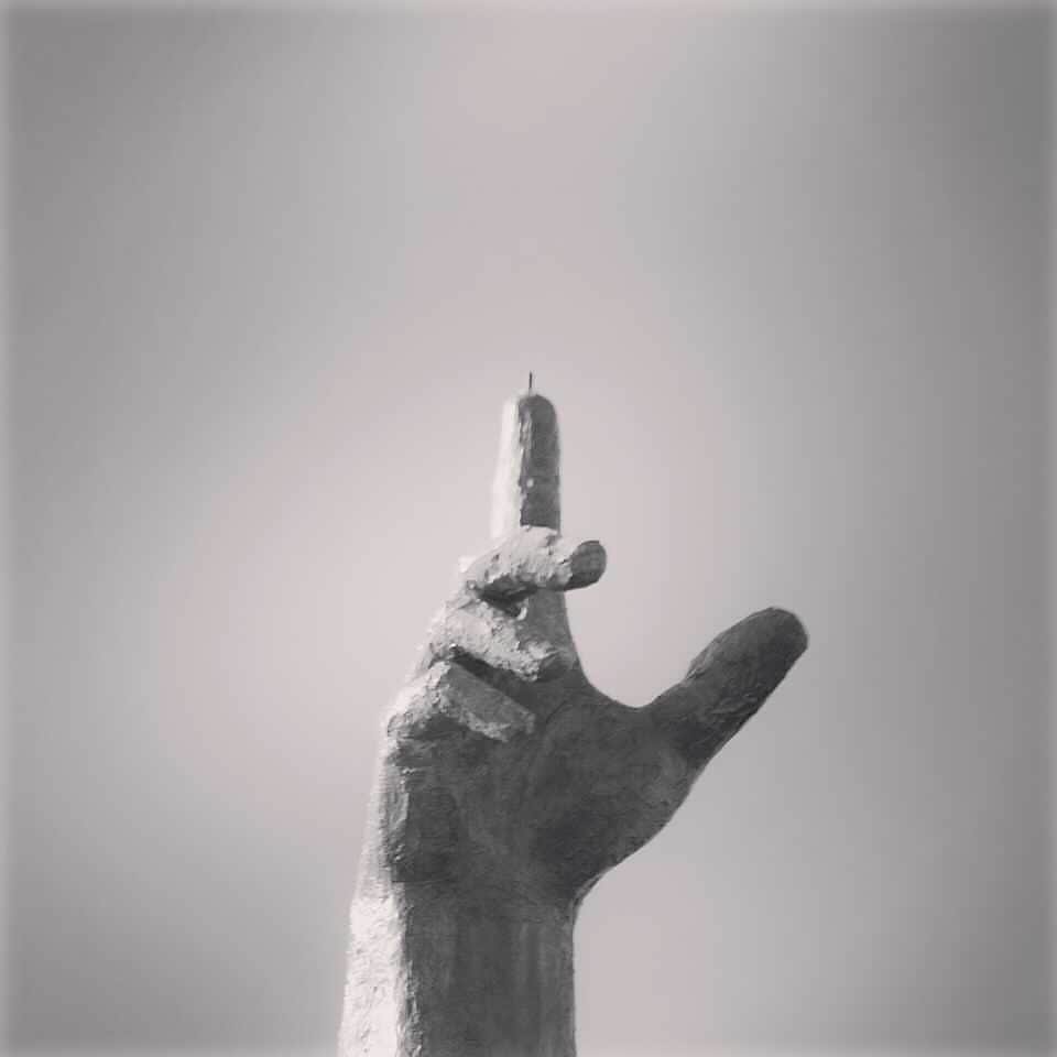 長崎◯◯LOVERSのインスタグラム：「* ＊投稿写真のご紹介＊ * #長崎平和lovers 、最後のご紹介は @taka_photo_bw44 さんのお写真です💡 * これは、長崎人なら誰でもわかる平和祈念像の右手ですね👆 天に向けて垂直に高く掲げたこの右手は原爆の脅威を表しています✍️ * さて、世界中の平和を願う団体や人々の地道な努力が実を結び、来年1月22日に核兵器禁止条約が発効されます。 これを新たなスタートとして、核兵器のない世界の実現に向けてみなさん一緒に進んでいきましょう🕊 * @taka_photo_bw44 さん、ありがとうございました🙇‍♂️ 引き続き、長崎の魅力が伝わるステキな写真の投稿をお願いします✨ * * @nagasakilovers  #nagasakilovers  #長崎lovers  #長崎平和lovers  #平和祈念像  #核兵器禁止条約」
