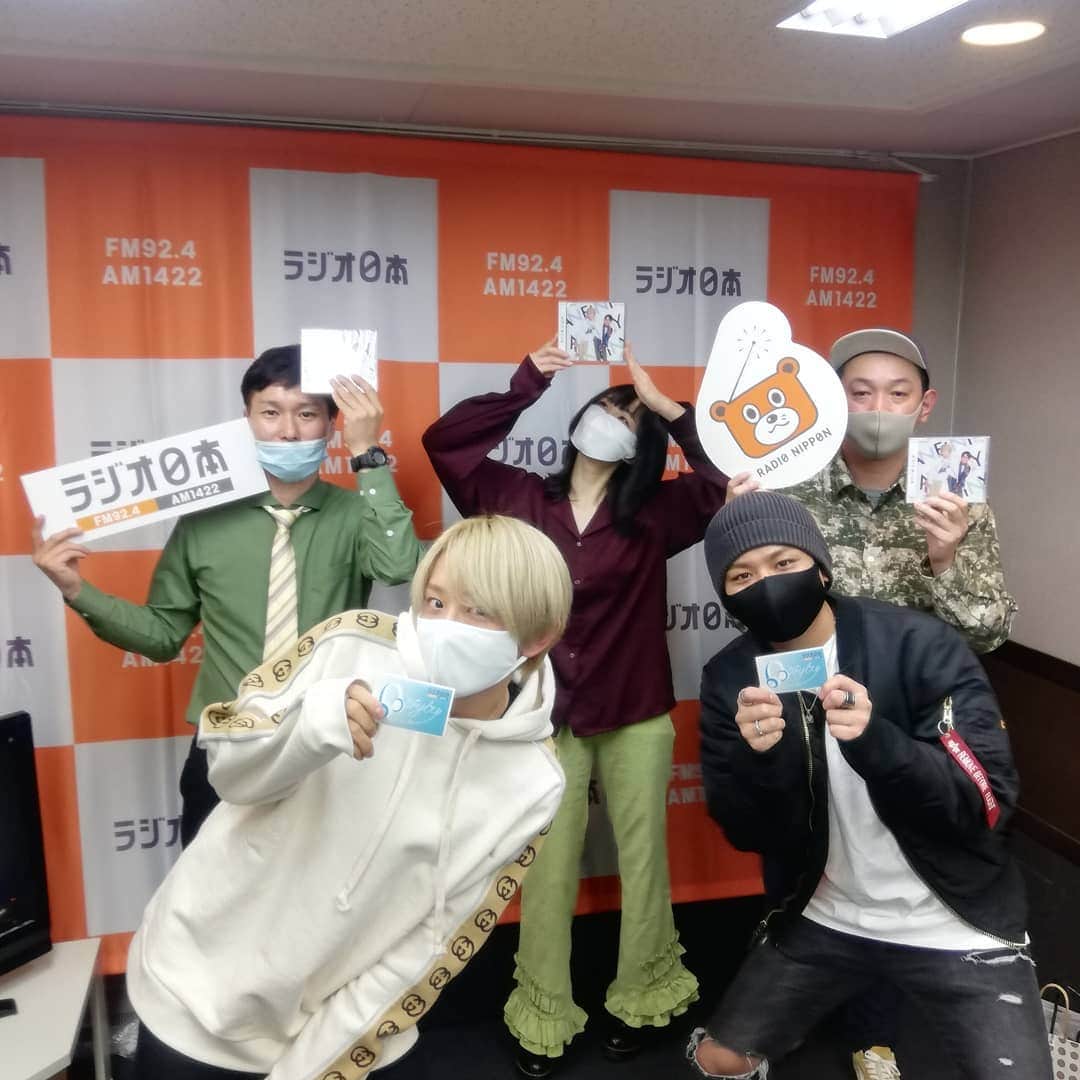 滝沢秀一（マシンガンズ）のインスタグラム：「６０ＴＲＹ部をお聞きの皆さん、今日もありがとうございました！ ゲストはANFINYのお２人でした。 以外とがらがら声の三田ちゃん、人気あったね笑」