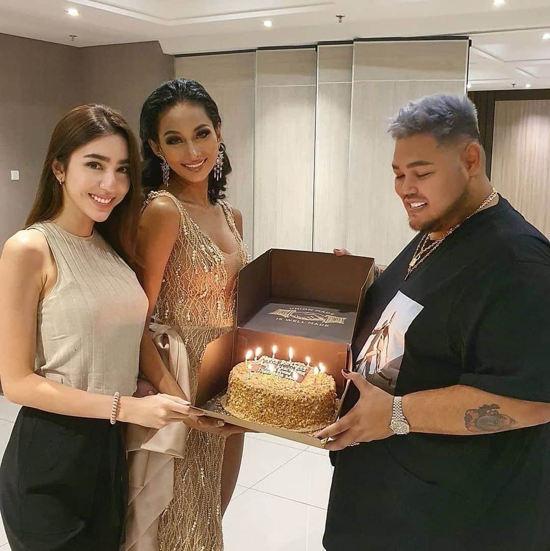 Ivan Gunawanさんのインスタグラム写真 - (Ivan GunawanInstagram)「@yayasanduniamegabintang Our Birthday Queen @aurrakharishma is having a surprise visit from @nadiapurwoko and our National Director @ivan_gunawan on her happiest birthday.   Have a blast day and enjoy the journey 👑 . . #YayasanDuniaMegaBintang #AurraKharishma #IvanGunawan #MissGrandInternational #MissGrandIndonesia2020」11月27日 21時32分 - ivan_gunawan
