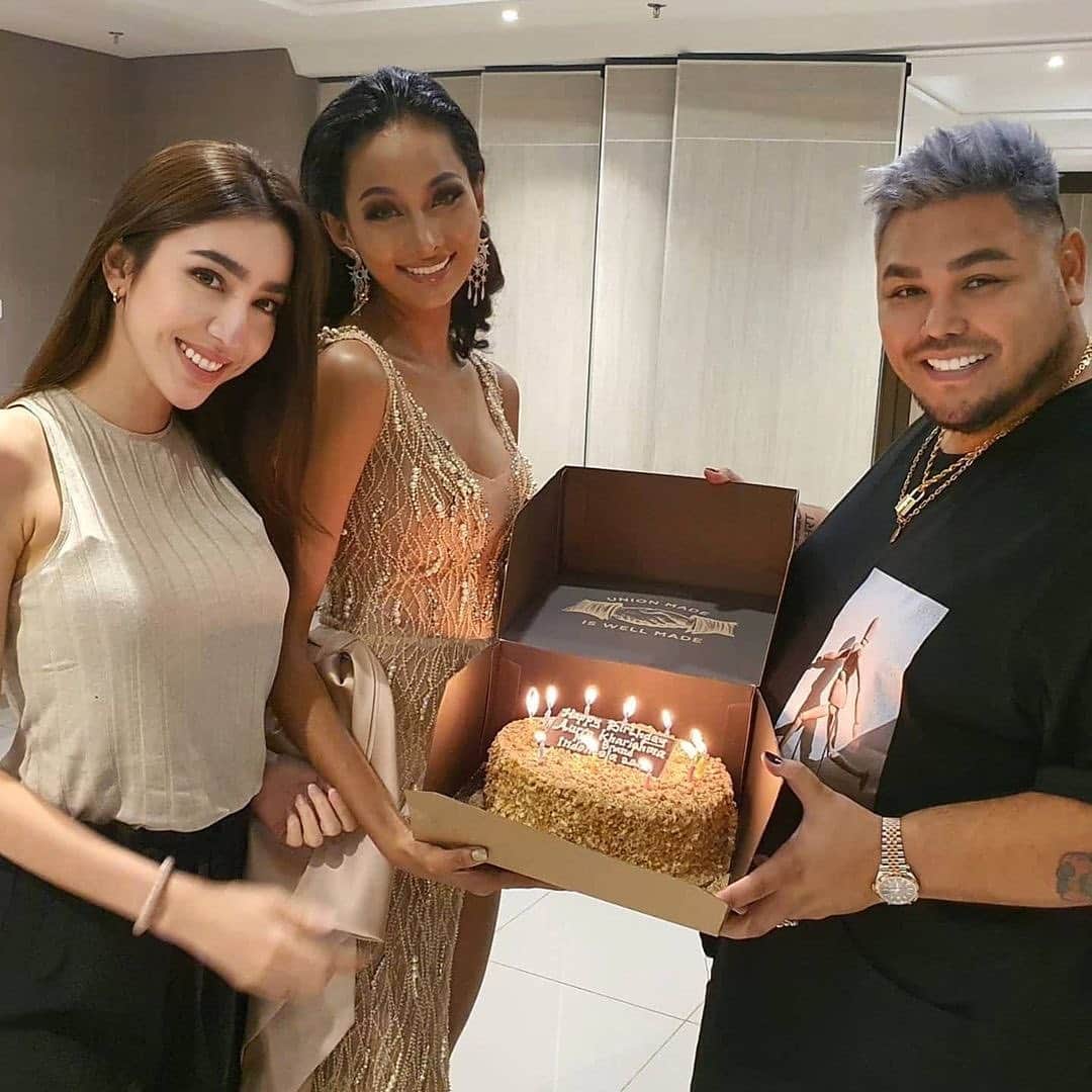 Ivan Gunawanさんのインスタグラム写真 - (Ivan GunawanInstagram)「@yayasanduniamegabintang Our Birthday Queen @aurrakharishma is having a surprise visit from @nadiapurwoko and our National Director @ivan_gunawan on her happiest birthday.   Have a blast day and enjoy the journey 👑 . . #YayasanDuniaMegaBintang #AurraKharishma #IvanGunawan #MissGrandInternational #MissGrandIndonesia2020」11月27日 21時32分 - ivan_gunawan