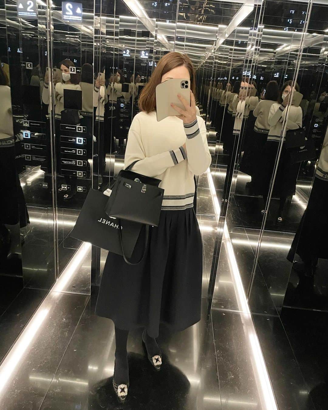 髙田麻紀子のインスタグラム：「❤︎ . ニット&スカート#dior バッグ#hermes  シューズ#manoloblahnik  . #instagood #instagram #instalike #instapic #fashion #ootd #outfit #cordinate」