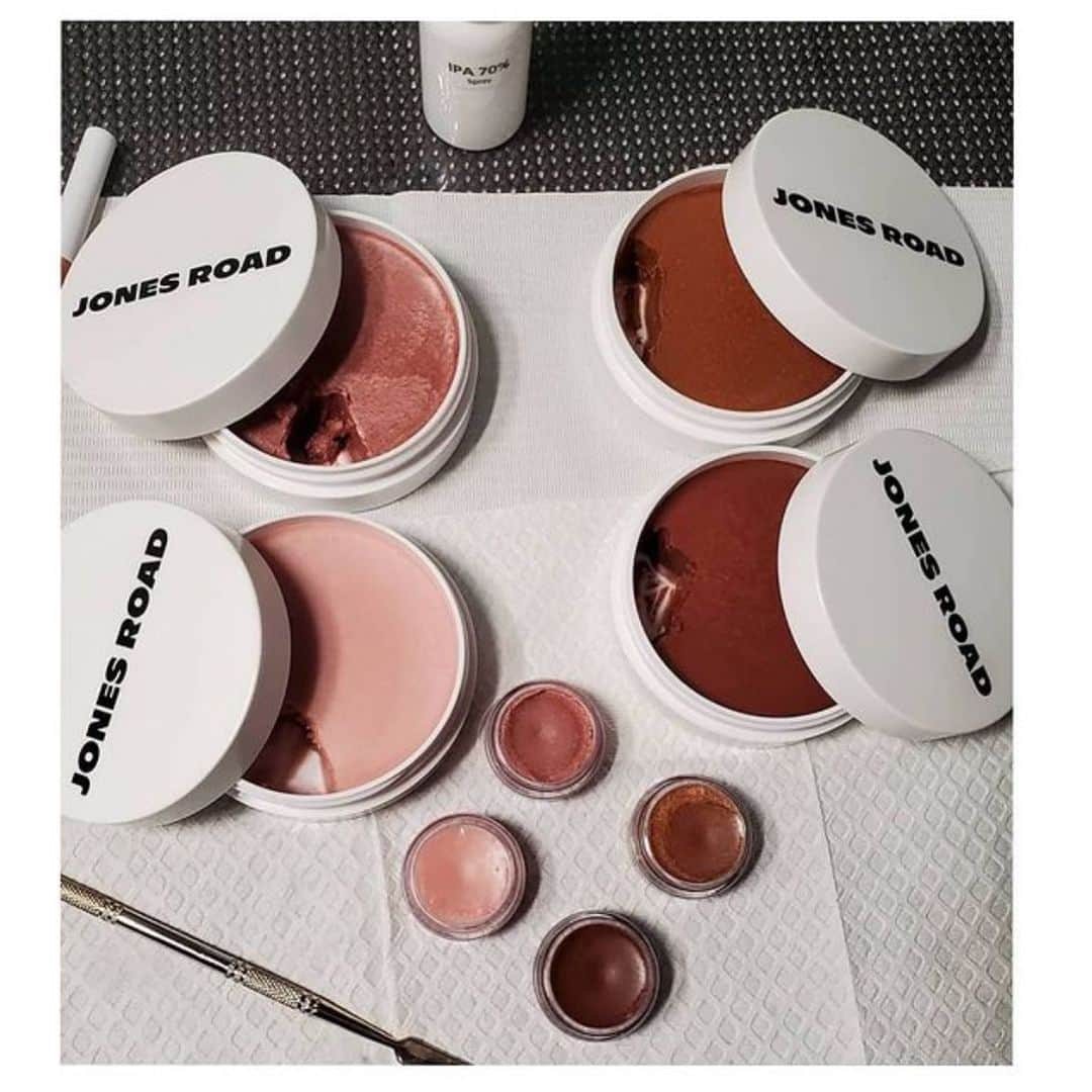 ボビー・ブラウンのインスタグラム：「I’m a nut for minis and organizing my own makeup kit both personally and professionally. I miss going into @thecontainerstore for my quarterly organization projects. But I just discovered @artistkitcompany and excited to sit down and order some of their genius makeup empties. So glad you chose @jonesroadbeauty as an example. @scoutyspice photo」