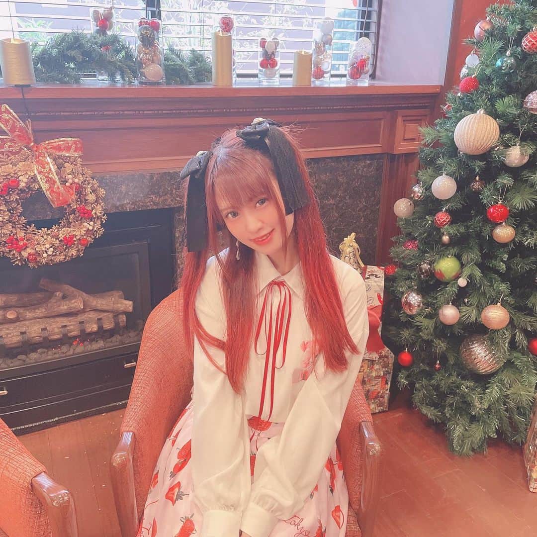 のインスタグラム：「今年のクリスマスはライブです🎄 ♡ ♡ ♡﻿ @theplaceoftokyo﻿ #theplaceoftokyo﻿ #afternoontea ﻿#cake﻿ #cafe﻿ #sweets﻿ #genic_sweets﻿ #genic_cafe﻿ #trevary﻿ #tea﻿ #teatime﻿ #hightea﻿ #wedding﻿ #スイーツ﻿ #アフタヌーンティー﻿ #ザプレイスオブトウキョウ﻿ #ウェディング﻿ #花嫁準備﻿ #東京タワー﻿ #港区女子﻿ #結婚式﻿ #結婚式場﻿ #下午茶﻿ #女子会﻿ #東京女子部﻿ @tokyo_jyoshibu #カフェ巡り #カフェスタグラム  #xmas #christmas」