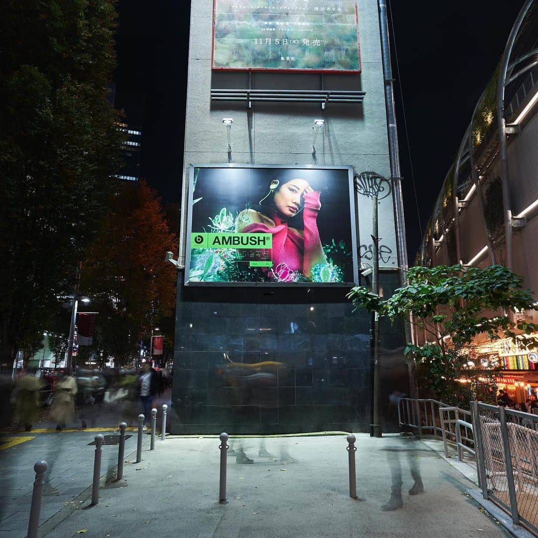 VERBALさんのインスタグラム写真 - (VERBALInstagram)「Shibuya by night🟢🌑  @ambush_official @beatsbydre @yoon_ambush #beatsbydre #ambush #tokyo #glowup #shibuya #glowinthedark」11月27日 21時45分 - verbal_ambush