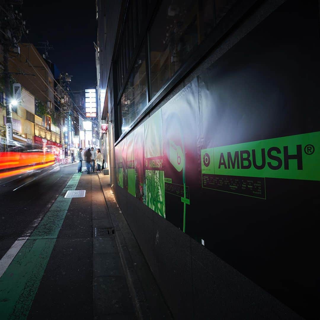 VERBALのインスタグラム：「Shibuya by night🟢🌑  @ambush_official @beatsbydre @yoon_ambush #beatsbydre #ambush #tokyo #glowup #shibuya #glowinthedark」