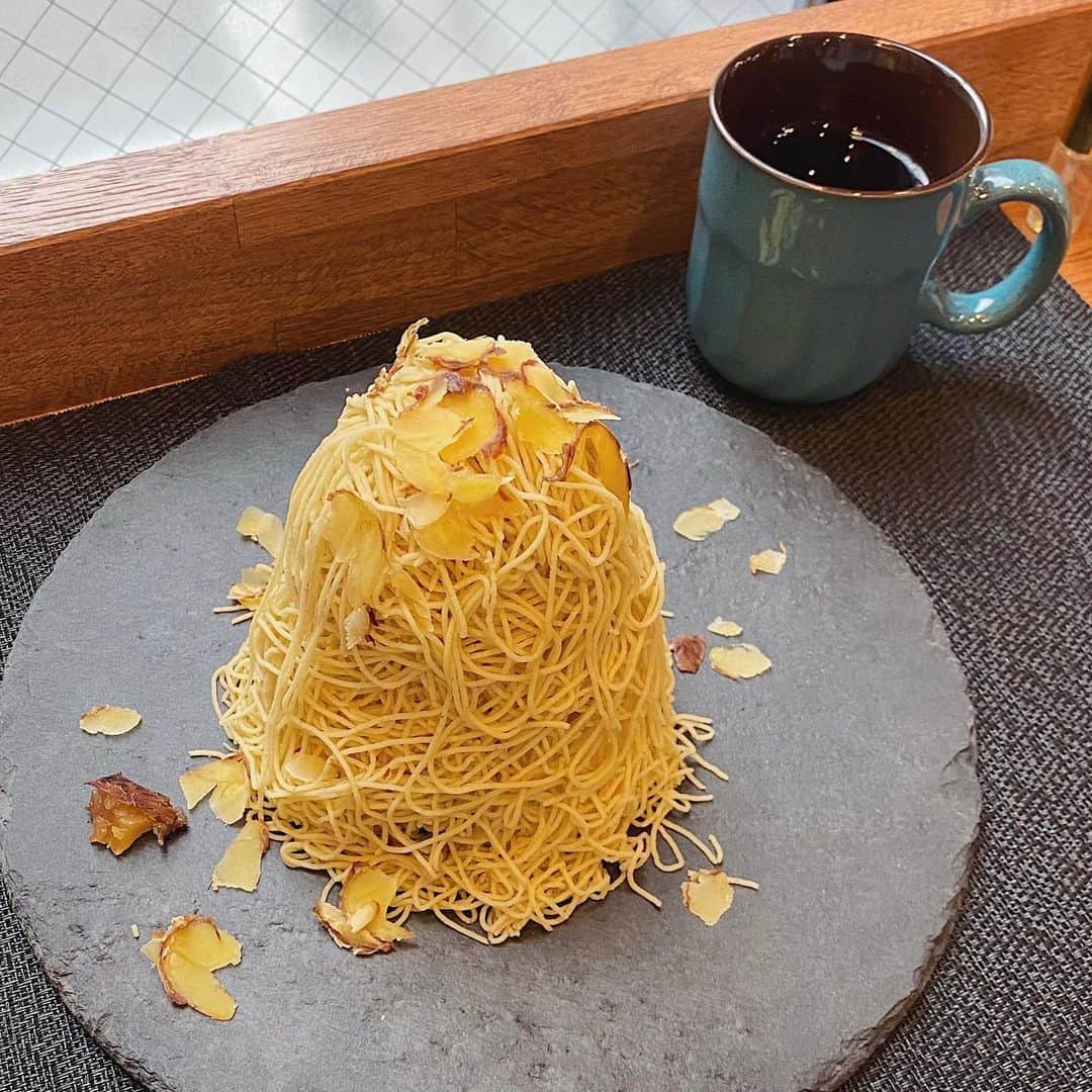 大野真昂のインスタグラム：「☺︎  グラン菓樹並木坂の "しぼりたて熊本和栗もんぶらん〜紬〜"😍✨  中身は スポンジ、クリーム、サクサクメレンゲ、ほうじ茶ジェラート  大きいと思って２人で分けたんだけど、 あっさりだから全然一人でもいける💕  美味しかった〜 期間限定終わる前にもっかい食べたい🙈🌰  （ママのインスタ見ながら文章書いたらほぼ同じになった🥲✋🏻）  #グラン菓樹並木坂 #熊本スイーツ #熊本カフェ #モンブラン #ケーキ #ほうじ茶」