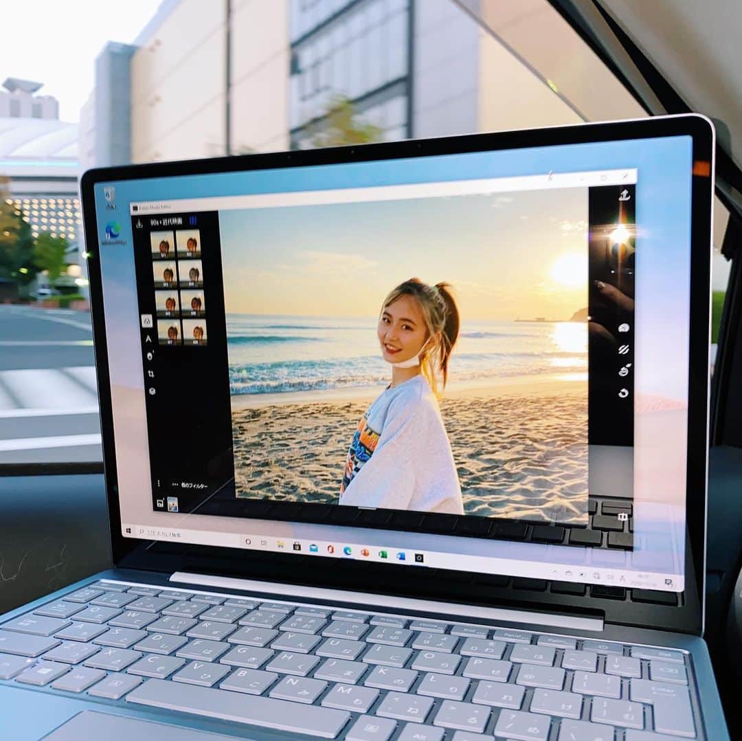 なつぴぴさんのインスタグラム写真 - (なつぴぴInstagram)「Microsoftから新たに「Surface Laptop Go」が発売されて、なつも最近使い始めたよー！🌞🌴 . 勉強とか仕事面とか、色んなところで目標って出来ていくと思うんだけど、そんな目標や挑戦を応援してくれるような身近な存在になるのがSurface Laptop Goだよ💻 . なつは最近綺麗な映像や写真を撮ることにすごい魅力を感じてて、撮り方ももちろん画像の加工も大事だなって思って今Surface Laptop Goを使いながら勉強してる！ スマホだと不便だなって思う事もパソコンだと補えることが多いからありがたい存在😳 . そしてなつが1番感動したのはすごく軽い事！！ 今日もバックに入れてずっと持ち歩いてたんだけど、疲れる事なくやりたいと思った時にすぐ開けるのがすごく良かった😭💕 みんなも相棒探してみてね👀  #わたしの挑戦を応援してくれる #Surfaceライフ #surface  #SurfaceLaptopGo #サーフェス #サーフェスラップトップゴー  #pr」11月27日 21時40分 - nattsu_pipi