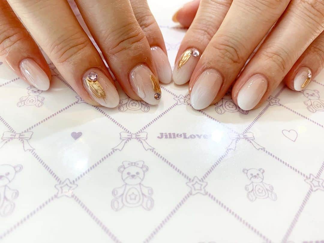 mamijinguのインスタグラム：「🪶  絶対剥がれないエアーブラシ🪄 https://youtu.be/bLAdRjrywkA  #jillandlovers #nail #nailart #paragel #gelneil#gel #ネイル #ネイルアート #me #look #love #かわいい」