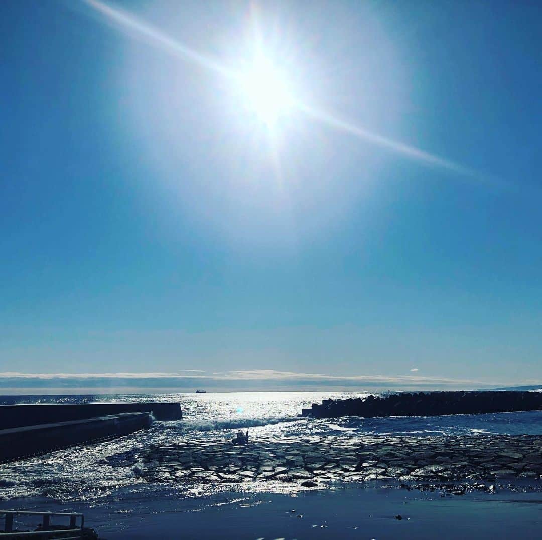 綾瀬マリアさんのインスタグラム写真 - (綾瀬マリアInstagram)「#わたしの中之作   2020年元旦の永崎海岸です🌊  今年はどんな1年が待ち受けているんだろう…✨ そんな期待を胸に 快晴の空を見上げて、  海見に行こう❗️  と、堤防を登りました。  青い空と、青い海と、光る太陽☀️  お天気に恵まれた元旦🎍 きっといい事がある😊って思えた。  まさかコロナで みんなに会えなくなるなんて この時は思いませんでしたよね…  上手い写真ではないのだけれど。 本当に綺麗だったから、投稿。  この海を見た時の 今年の元旦の気持ち…  大切にしていたい。  世界が一変する前の、 平和な家族とのひと時を、 忘れてはならない。  #海 #大好き ❗️ #日本 #青 #2020年 #福島県 #いわき #太平洋 の、#水平線 #永崎海岸 #おでかけ七浜  #中之作プロジェクト #エールふくしま　#エールいわき #いくぜ東北」11月27日 21時42分 - ayasemaria