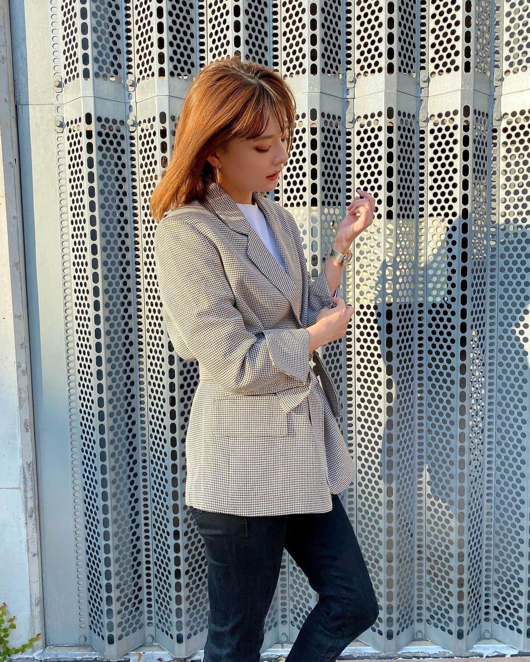 小濱庸子さんのインスタグラム写真 - (小濱庸子Instagram)「I like this jacket‼︎ 形もキレイだし、 今年っぽい。 Feel so good... #ファッション #ファッションコーデ #ootd #モノトーンコーデ #コーディネート #163cm #カジュアルコーデ #フォーマルコーデ #オフィスコーデ #ジャケットコーデ #ジャケット #昼下がり #日向ぼっこ」11月27日 21時42分 - hamachan1020
