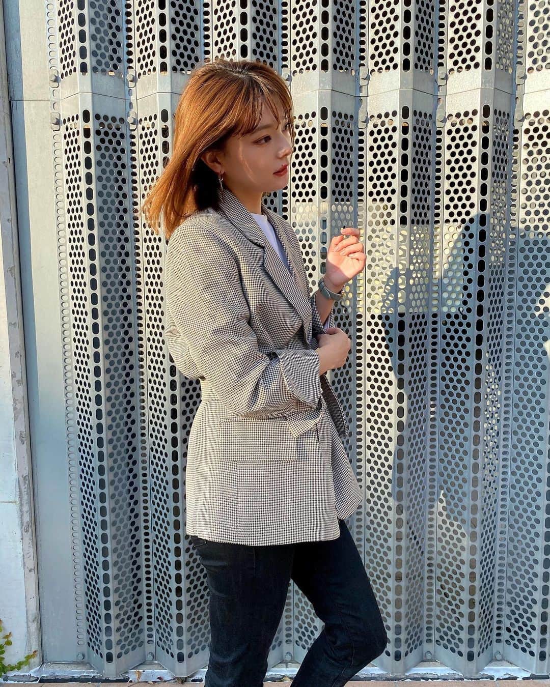 小濱庸子さんのインスタグラム写真 - (小濱庸子Instagram)「I like this jacket‼︎ 形もキレイだし、 今年っぽい。 Feel so good... #ファッション #ファッションコーデ #ootd #モノトーンコーデ #コーディネート #163cm #カジュアルコーデ #フォーマルコーデ #オフィスコーデ #ジャケットコーデ #ジャケット #昼下がり #日向ぼっこ」11月27日 21時42分 - hamachan1020