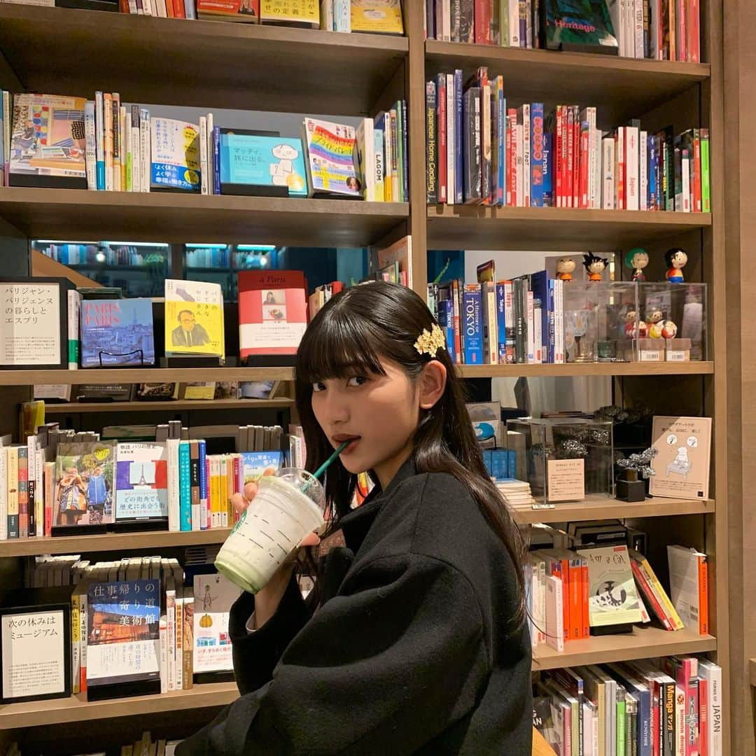 梶川愛美さんのインスタグラム写真 - (梶川愛美Instagram)「A world surrounded by books 💞  #followｍe #bookstore #booklove  #starbuckscoffee #starbucks」11月27日 21時42分 - kajikawa_manami