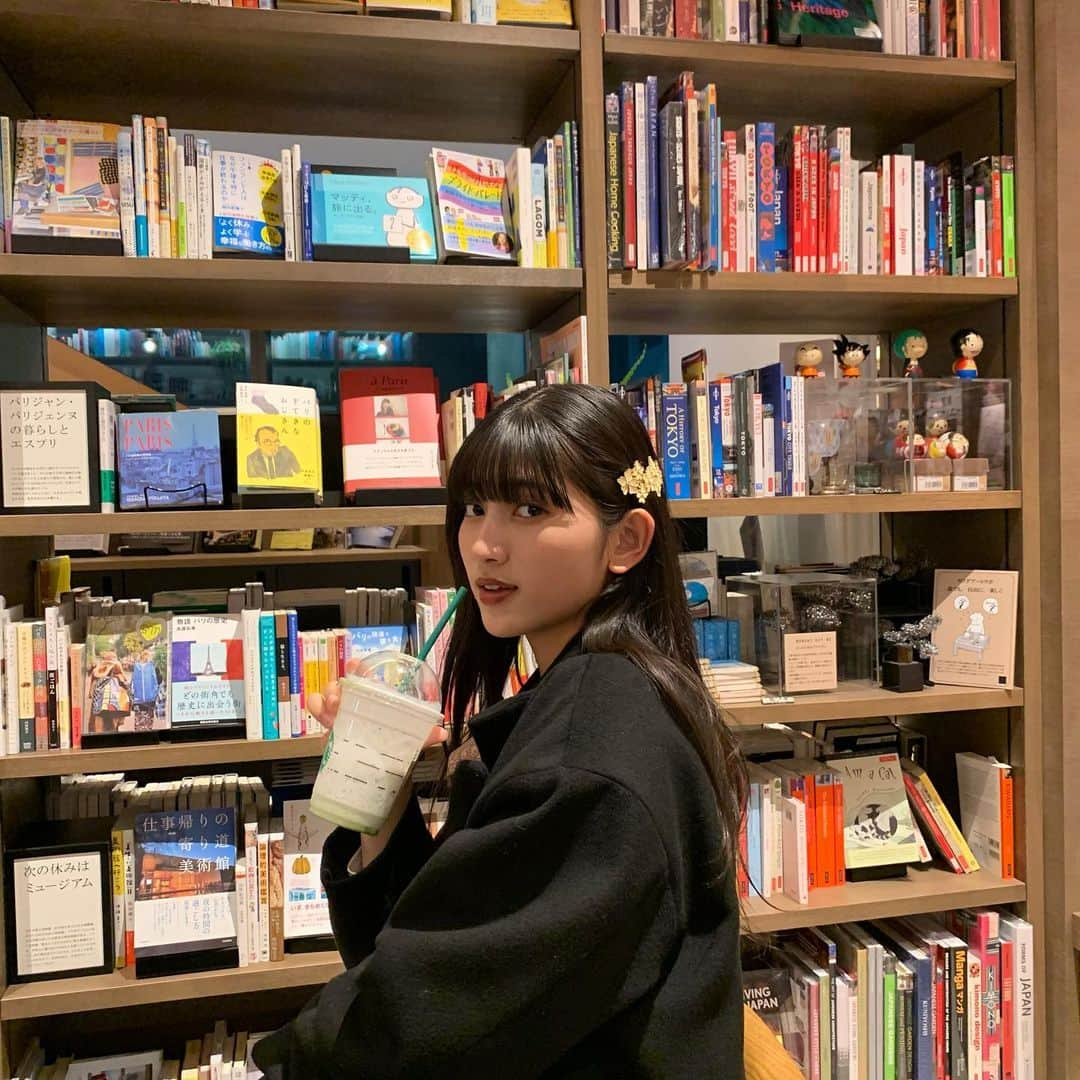 梶川愛美さんのインスタグラム写真 - (梶川愛美Instagram)「A world surrounded by books 💞  #followｍe #bookstore #booklove  #starbuckscoffee #starbucks」11月27日 21時42分 - kajikawa_manami