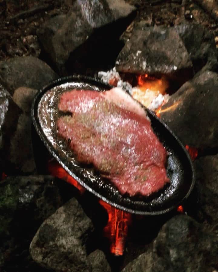藤田裕樹のインスタグラム：「【ダン村】肉。肉。肉。🍖🍖🍖﻿ バンビーノが野生に還ってます！﻿ 全編はYouTubeへ！！トップページのURLから飛べます！！﻿ ﻿ #YouTube毎日更新　﻿ #ダン村プロジェクト　﻿ #村作り﻿ #肉汁　﻿ #狩人　﻿ #ダンソン　﻿ #焚き火　﻿ #焚き火料理  #豪快バーベキュー　 #ナイスバーベ　 #世界平和」