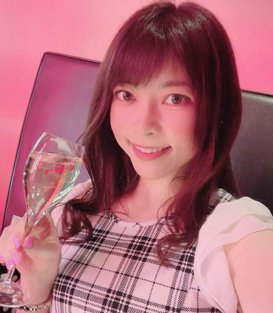 DJ MIYAさんのインスタグラム写真 - (DJ MIYAInstagram)「やっほ❤️💗昨日は、銀座の『東京焼肉 平城苑 銀座5丁目店』さんで  シャンパーニュを飲みながら焼き肉を♪  🥂超ロマンティック❤️な大人の空間💗 .  シャンパーニュが飲みたくなるお店❤️気泡が細やかで飲みやすいから、mummほんといい〜！！❤️  @ghmumm_jpn「シャンパン マム グランコルドン」は この上品で、フルーティーなな口当たりがたまりませんね☆彡  ◉神戸牛の赤身　 まろやかなお肉〜。上質な脂身もbest balanceで入っていて、シャンパンとお肉ってほんと合う〜。旨み最高です♪(^ ^)  ◉究極のTKG どんぶりでやってきたよ。 ただの、たまごかけご飯じゃないんですぅー！！ エシレのbutterが入ったふわふわメレンゲがTOP ON!!すごい美味しすぎるーぅ。  マムグランコルドン 🎀  美味しーい(o^^o)  新しことをチャレンジするお祝いなどに🥂 ぴったりだと思います(^ ^)～！！❤️  ボトルデザインもゴージャスで綺麗～！テーブルに置いてあるだけで華やか❤️  赤いリボンがボトルに彫られていて、鮮やかな色合い。乾杯にぴったりみたい❤️  皇室御用達のフランスNO.1のマム・シャンパン。ほんと飲みやすくて美味しくて大好き😘(^ ^)❤️  . デートに❤️おすすめ❤️  今日のお店💗  @heijouenginza5   Paid partnership with @ghmumm_jpn  #Ad #MummToast #Champagne #MummGrandCordon #クリスマスデート #銀座焼肉 #レストラン　#銀座グルメ #マムグランコルドン　#シャンパーニュ　#マム #グルメ女子 #グルメインフルエンサー #シャンパン　#マムコルドンルージュ　#アニバーサリー #旅インスタグラマー　#旅インフルエンサー　#グルメ大好き #今日のコーデ　#ファッション好き　#今日のファッション #クリスマス　#モデル　#インフルエンサー　#インスタグラマー　#グルメ好き　 #平城苑 #フォトジェ肉 #銀座シックス」11月27日 21時55分 - dj_miya