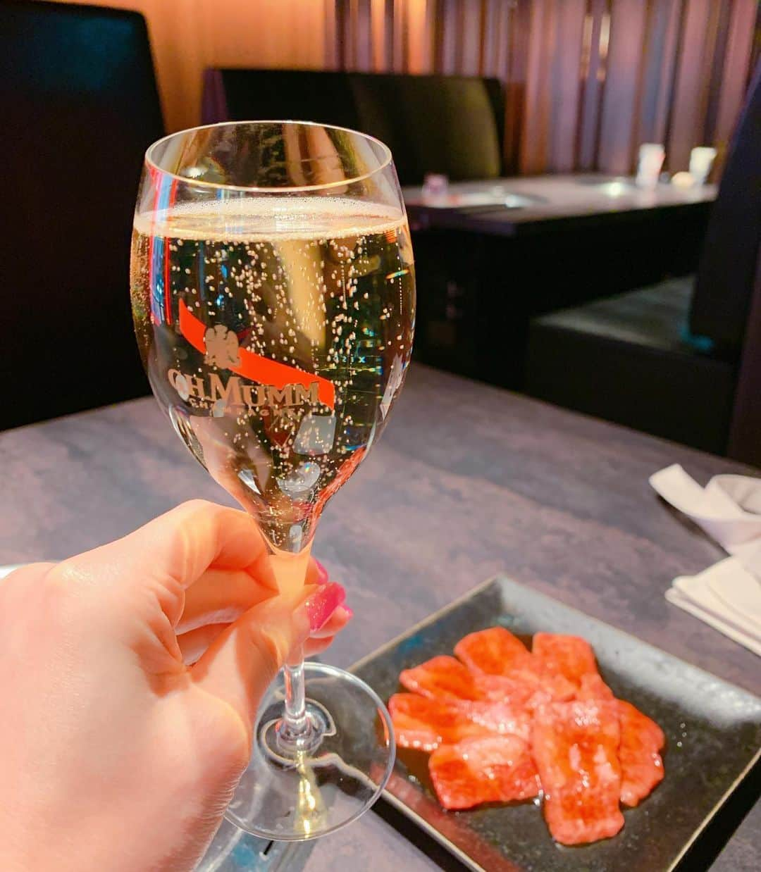 DJ MIYAさんのインスタグラム写真 - (DJ MIYAInstagram)「やっほ❤️💗昨日は、銀座の『東京焼肉 平城苑 銀座5丁目店』さんで  シャンパーニュを飲みながら焼き肉を♪  🥂超ロマンティック❤️な大人の空間💗 .  シャンパーニュが飲みたくなるお店❤️気泡が細やかで飲みやすいから、mummほんといい〜！！❤️  @ghmumm_jpn「シャンパン マム グランコルドン」は この上品で、フルーティーなな口当たりがたまりませんね☆彡  ◉神戸牛の赤身　 まろやかなお肉〜。上質な脂身もbest balanceで入っていて、シャンパンとお肉ってほんと合う〜。旨み最高です♪(^ ^)  ◉究極のTKG どんぶりでやってきたよ。 ただの、たまごかけご飯じゃないんですぅー！！ エシレのbutterが入ったふわふわメレンゲがTOP ON!!すごい美味しすぎるーぅ。  マムグランコルドン 🎀  美味しーい(o^^o)  新しことをチャレンジするお祝いなどに🥂 ぴったりだと思います(^ ^)～！！❤️  ボトルデザインもゴージャスで綺麗～！テーブルに置いてあるだけで華やか❤️  赤いリボンがボトルに彫られていて、鮮やかな色合い。乾杯にぴったりみたい❤️  皇室御用達のフランスNO.1のマム・シャンパン。ほんと飲みやすくて美味しくて大好き😘(^ ^)❤️  . デートに❤️おすすめ❤️  今日のお店💗  @heijouenginza5   Paid partnership with @ghmumm_jpn  #Ad #MummToast #Champagne #MummGrandCordon #クリスマスデート #銀座焼肉 #レストラン　#銀座グルメ #マムグランコルドン　#シャンパーニュ　#マム #グルメ女子 #グルメインフルエンサー #シャンパン　#マムコルドンルージュ　#アニバーサリー #旅インスタグラマー　#旅インフルエンサー　#グルメ大好き #今日のコーデ　#ファッション好き　#今日のファッション #クリスマス　#モデル　#インフルエンサー　#インスタグラマー　#グルメ好き　 #平城苑 #フォトジェ肉 #銀座シックス」11月27日 21時55分 - dj_miya