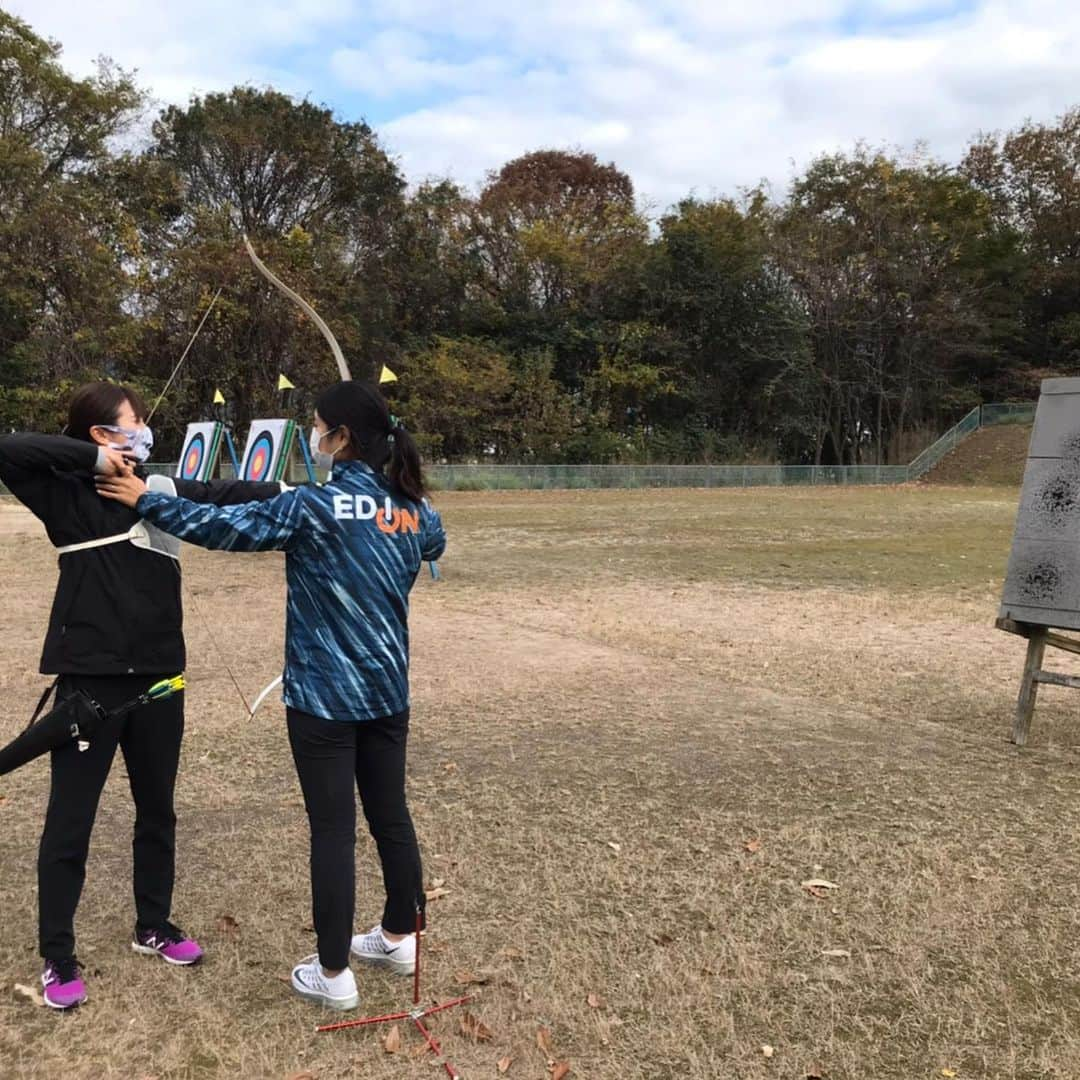 木村文子さんのインスタグラム写真 - (木村文子Instagram)「エディオンアーチェリー部の皆さんと一緒に撮影がありました🍁✨ そして、初めてのアーチェリー体験💪☀️ とても難しかったです😅 ですが、皆さんに教えてもらい、的の中心あたりに打てると楽しくなってました〜🙌またチャレンジしてみたいです😆  アーチェリー選手の集中力は本当に素晴らしいです👏✨勉強になりました🙇‍♀️  #エディオン #アーチェリー #edion #archery #hiroshima #どちらの目で見るかを何度も確認する私😂」11月27日 21時55分 - kimura.ayako