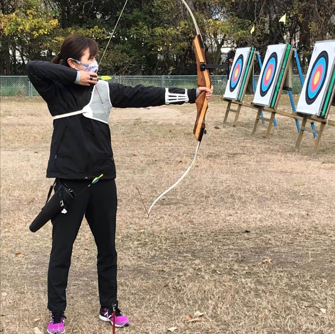 木村文子さんのインスタグラム写真 - (木村文子Instagram)「エディオンアーチェリー部の皆さんと一緒に撮影がありました🍁✨ そして、初めてのアーチェリー体験💪☀️ とても難しかったです😅 ですが、皆さんに教えてもらい、的の中心あたりに打てると楽しくなってました〜🙌またチャレンジしてみたいです😆  アーチェリー選手の集中力は本当に素晴らしいです👏✨勉強になりました🙇‍♀️  #エディオン #アーチェリー #edion #archery #hiroshima #どちらの目で見るかを何度も確認する私😂」11月27日 21時55分 - kimura.ayako