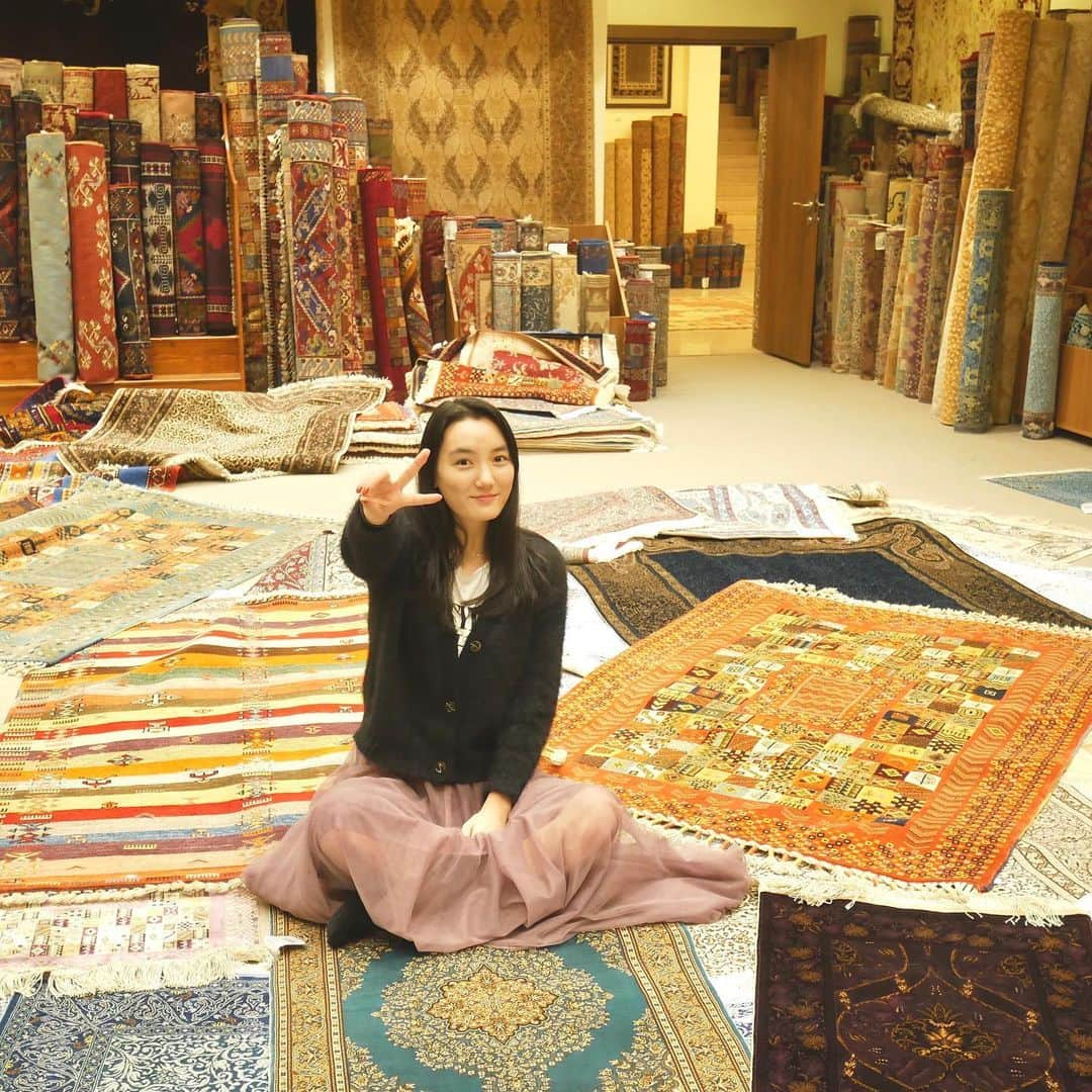 亘理舞さんのインスタグラム写真 - (亘理舞Instagram)「-Turkish Carpets- カッパドキアで絨毯屋さんに行った時の写真です！トルコの絨毯はその美しさ、そして最先端の目の細かさで世界的に有名です✨ ・ 日本に帰る時は大きな絨毯を買って帰りたいねと家族で話しています😊 ・ ・ -お知らせ- 明日土曜日の#NHKEテレ#すイエんサー 10:00〜10:25に出演するのでお時間合えば是非見てみてください☺︎  ・ ・ #絨毯#絨毯ギャラリー#カッパドキア#カッパドキア旅行#トルコ観光#ミラーレス一眼カメラ#LUMIXJAPAN#カメラ女子📷#スターダストプロモーション#亘理舞」11月27日 21時49分 - mai_watari_official