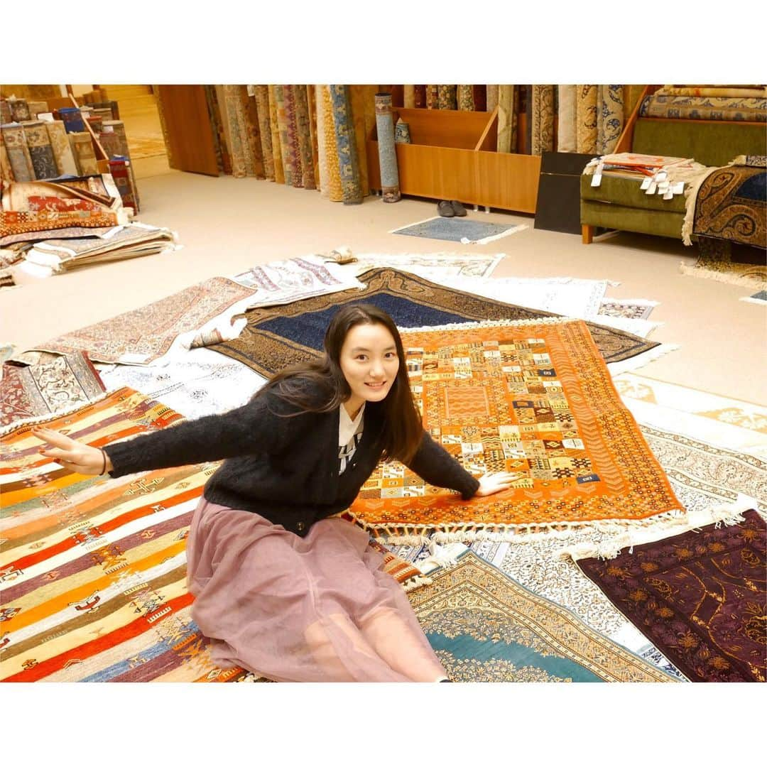 亘理舞さんのインスタグラム写真 - (亘理舞Instagram)「-Turkish Carpets- カッパドキアで絨毯屋さんに行った時の写真です！トルコの絨毯はその美しさ、そして最先端の目の細かさで世界的に有名です✨ ・ 日本に帰る時は大きな絨毯を買って帰りたいねと家族で話しています😊 ・ ・ -お知らせ- 明日土曜日の#NHKEテレ#すイエんサー 10:00〜10:25に出演するのでお時間合えば是非見てみてください☺︎  ・ ・ #絨毯#絨毯ギャラリー#カッパドキア#カッパドキア旅行#トルコ観光#ミラーレス一眼カメラ#LUMIXJAPAN#カメラ女子📷#スターダストプロモーション#亘理舞」11月27日 21時49分 - mai_watari_official